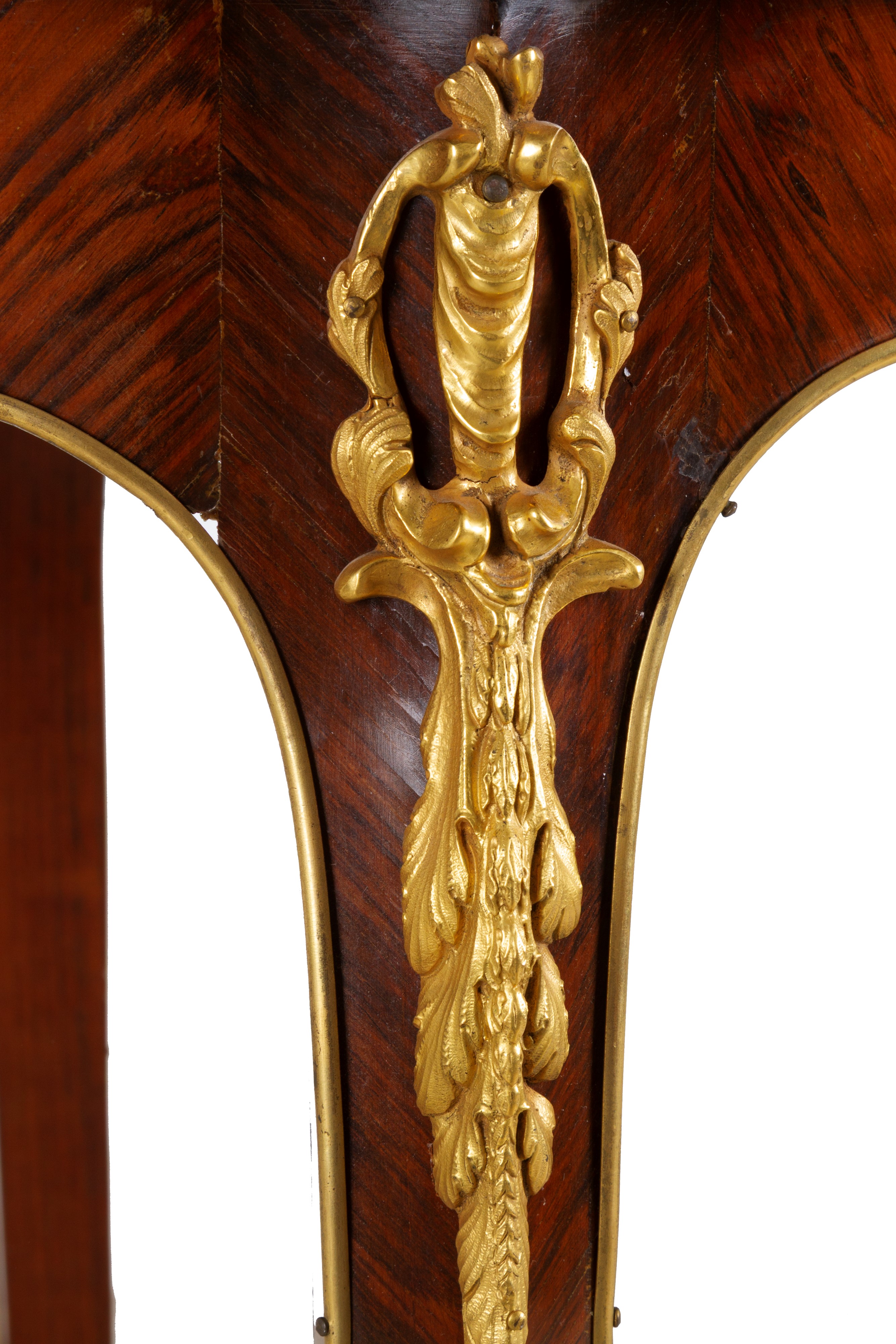 Tavolino in legno lastronato con motivi floreali e guarnizioni in bronzo dorato, XIX secolo