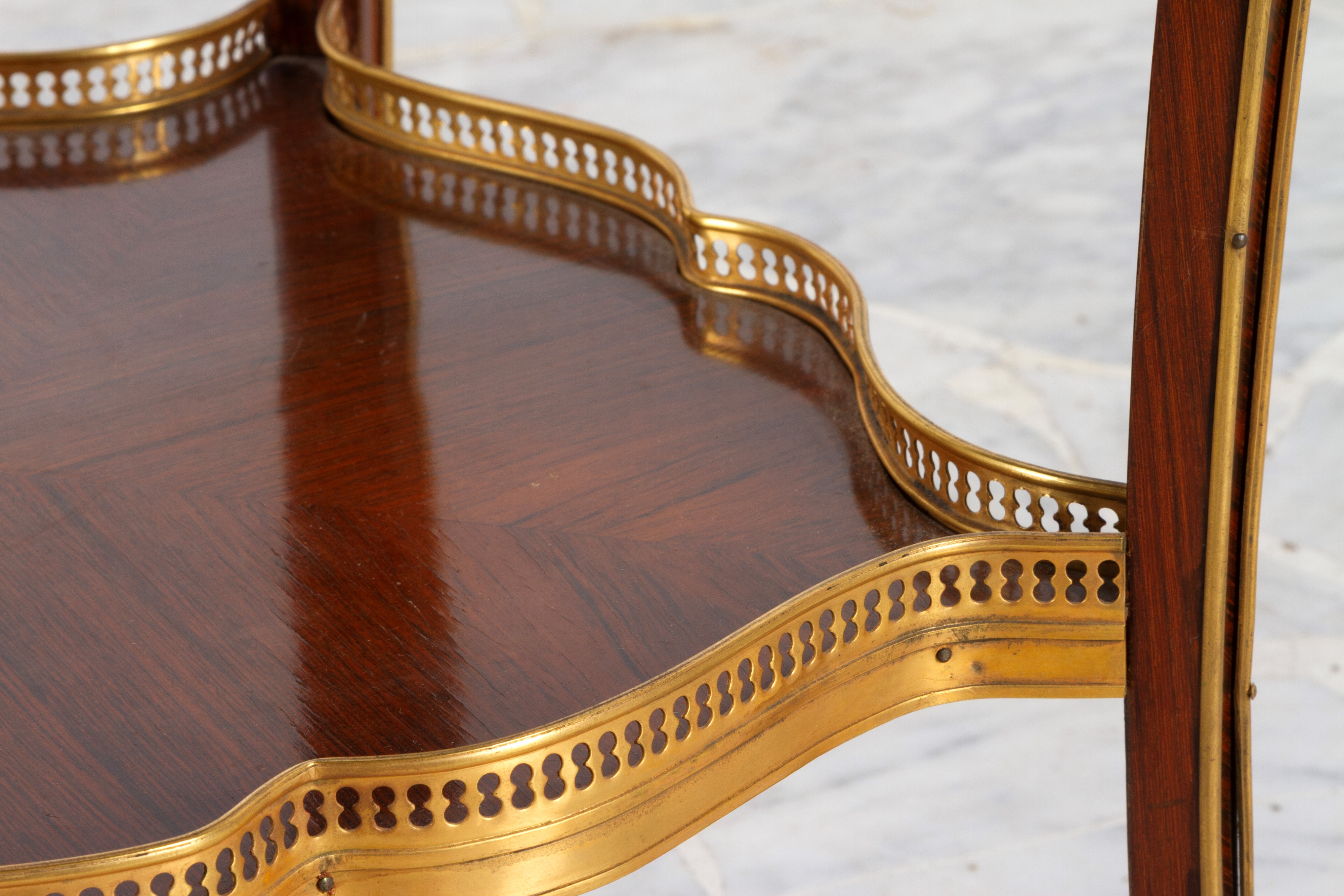 Tavolino in legno lastronato con motivi floreali e guarnizioni in bronzo dorato, XIX secolo