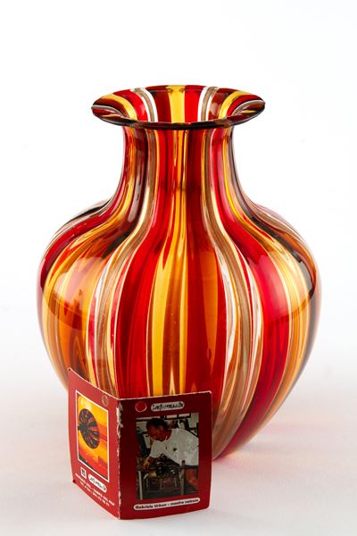 Vaso in vetro striato rosso, giallo e ocra