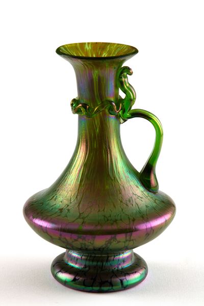 LOETZ (Attr.), Vaso con manico in vetro iridescente