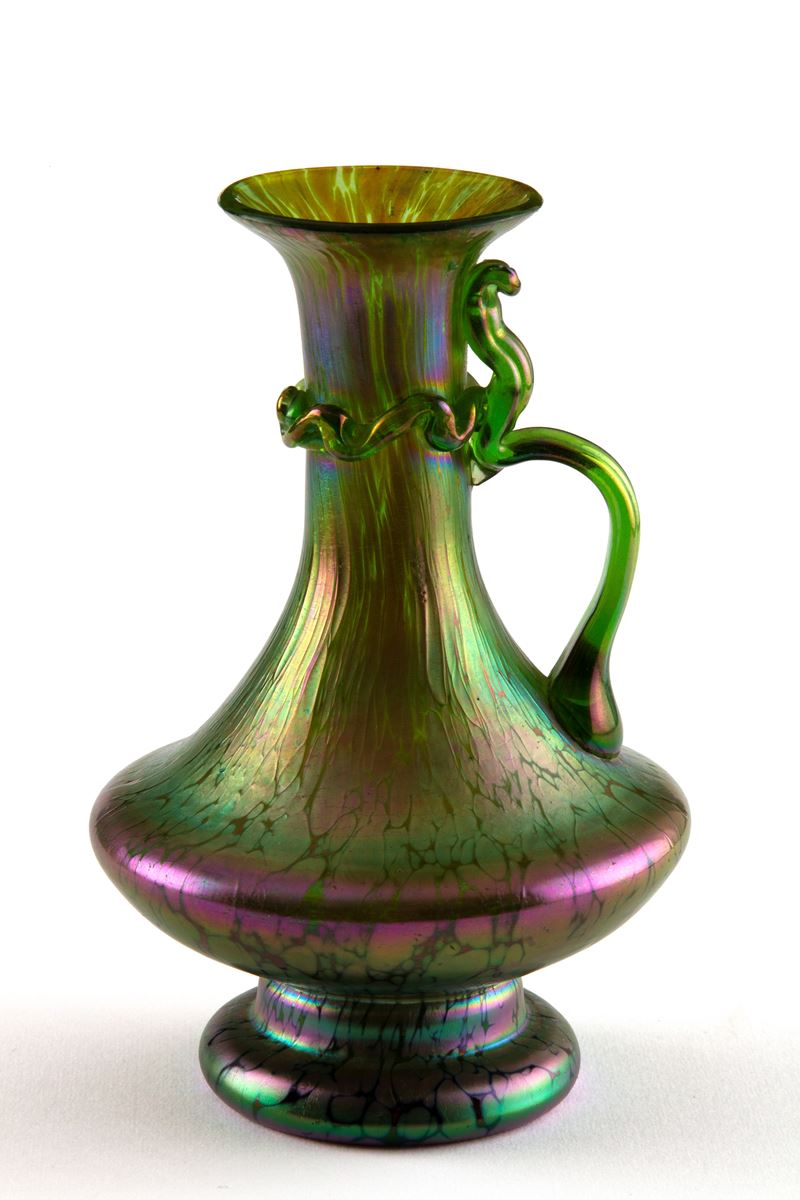 LOETZ (Attr.), Vaso con manico in vetro iridescente