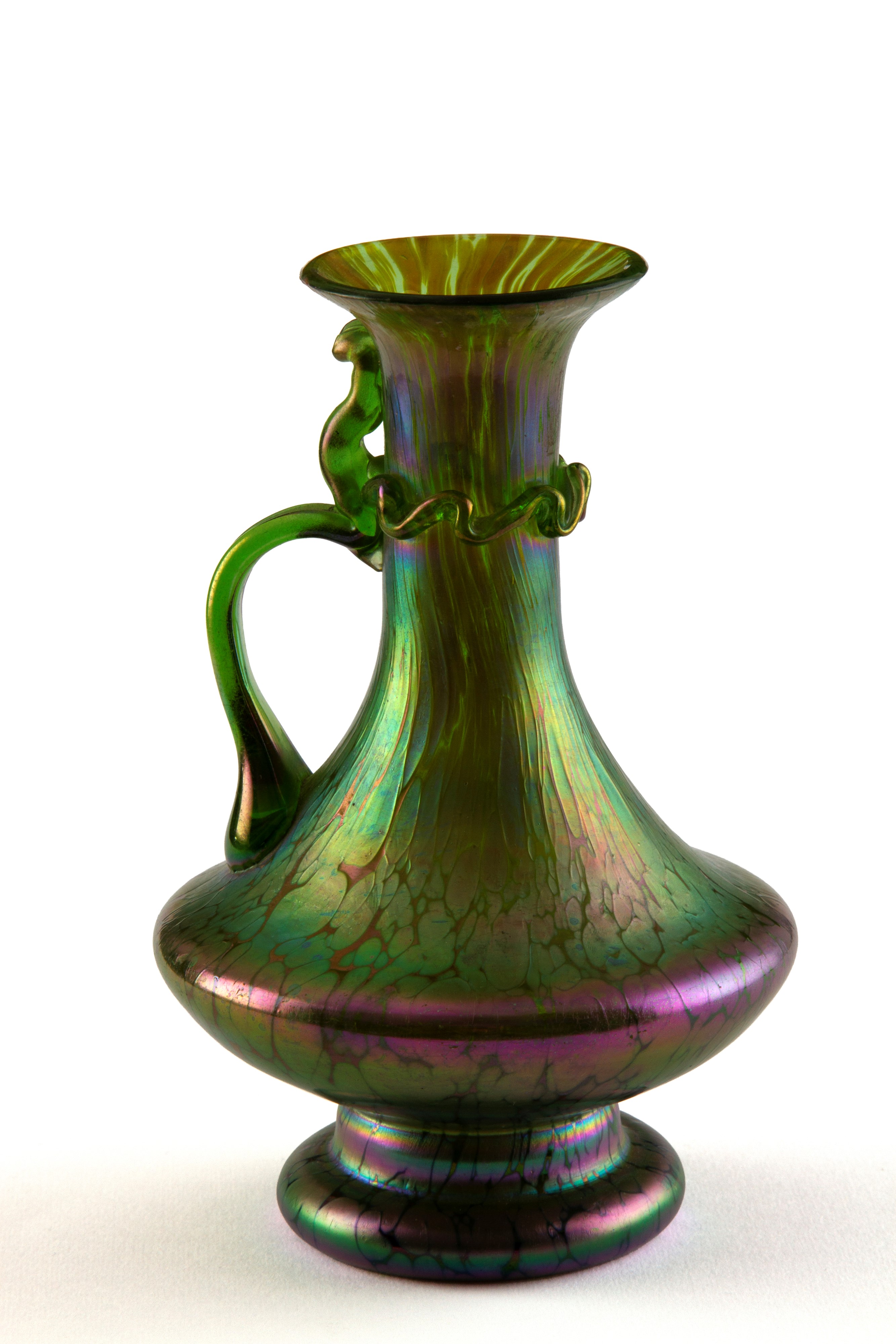 LOETZ (Attr.), Vaso con manico in vetro iridescente