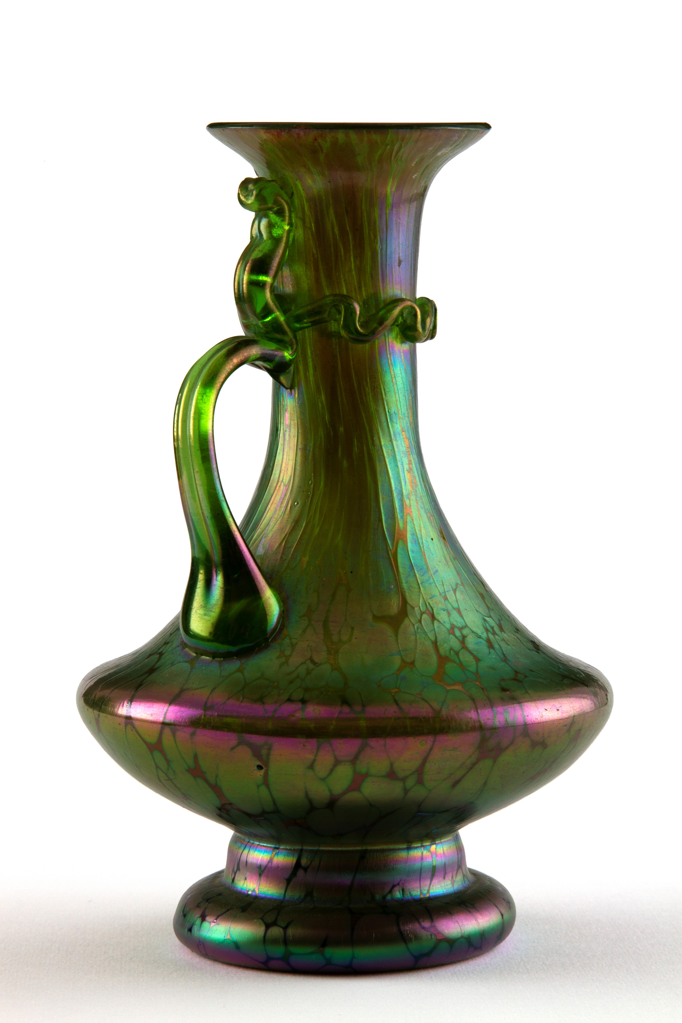 LOETZ (Attr.), Vaso con manico in vetro iridescente