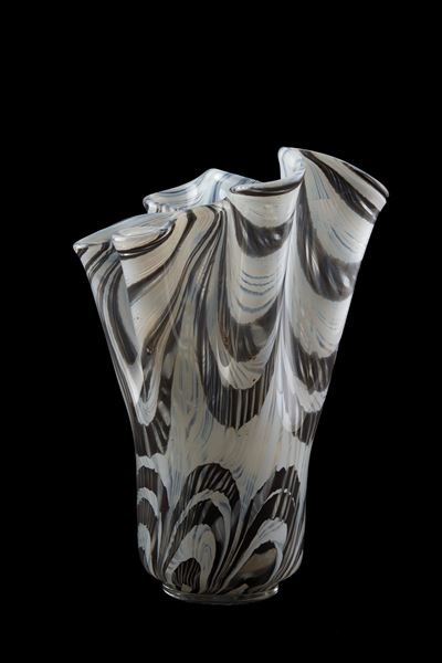 Vaso a fazzoletto in vetro grigio e bianco, altezza 27 cm