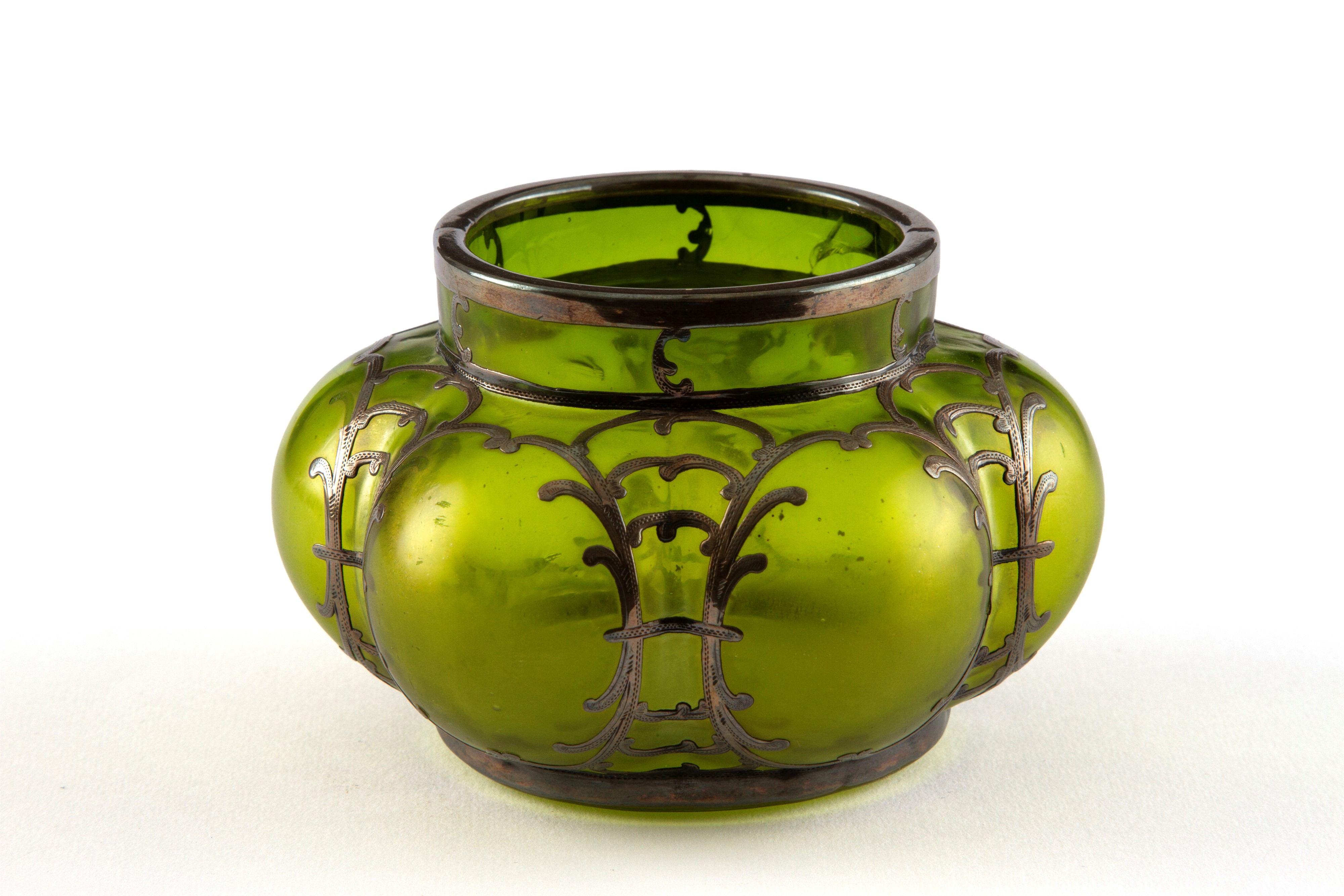 LOETZ, Vaso in vetro iridescente con guarnizioni in argento
