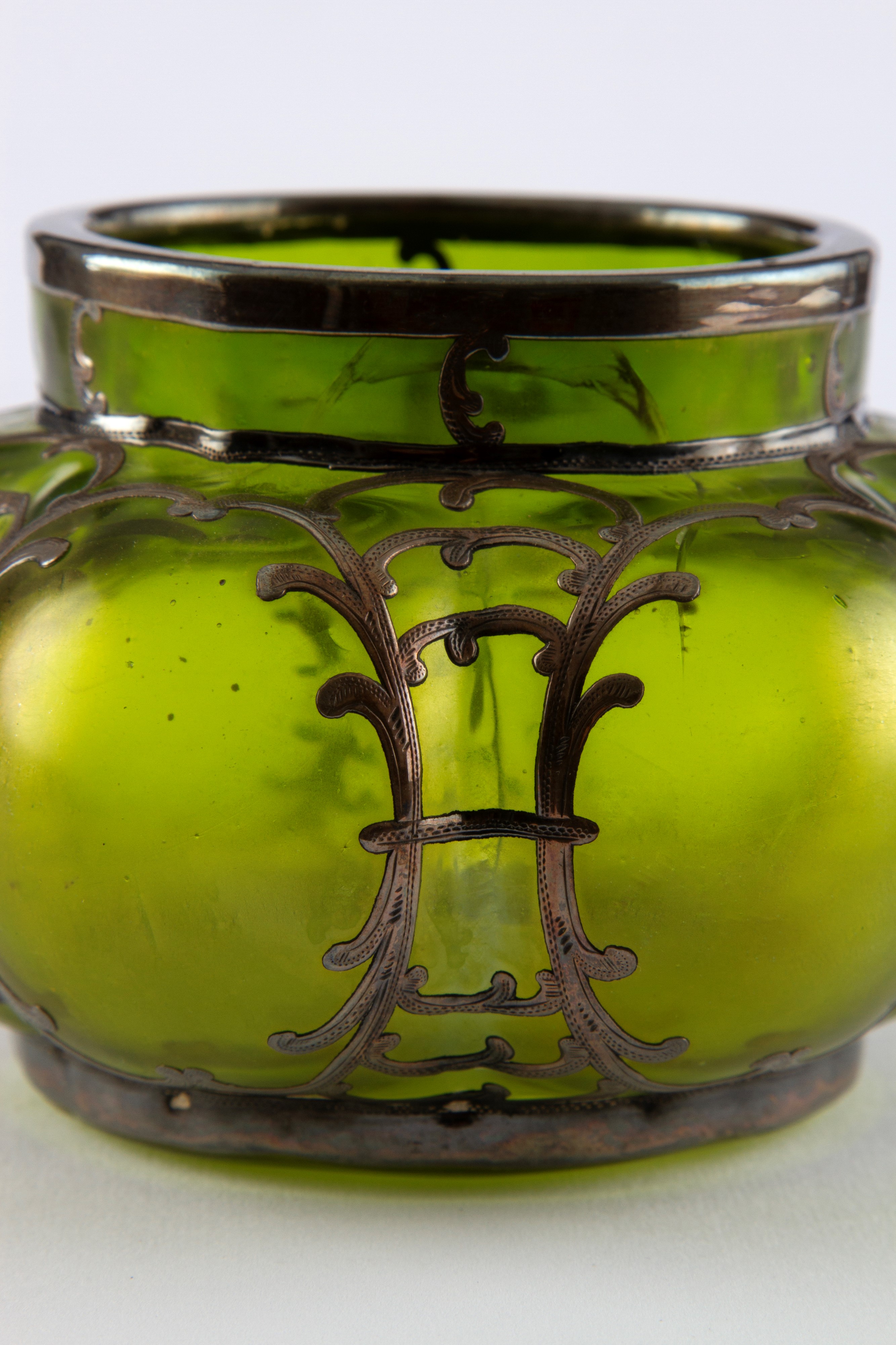 LOETZ, Vaso in vetro iridescente con guarnizioni in argento