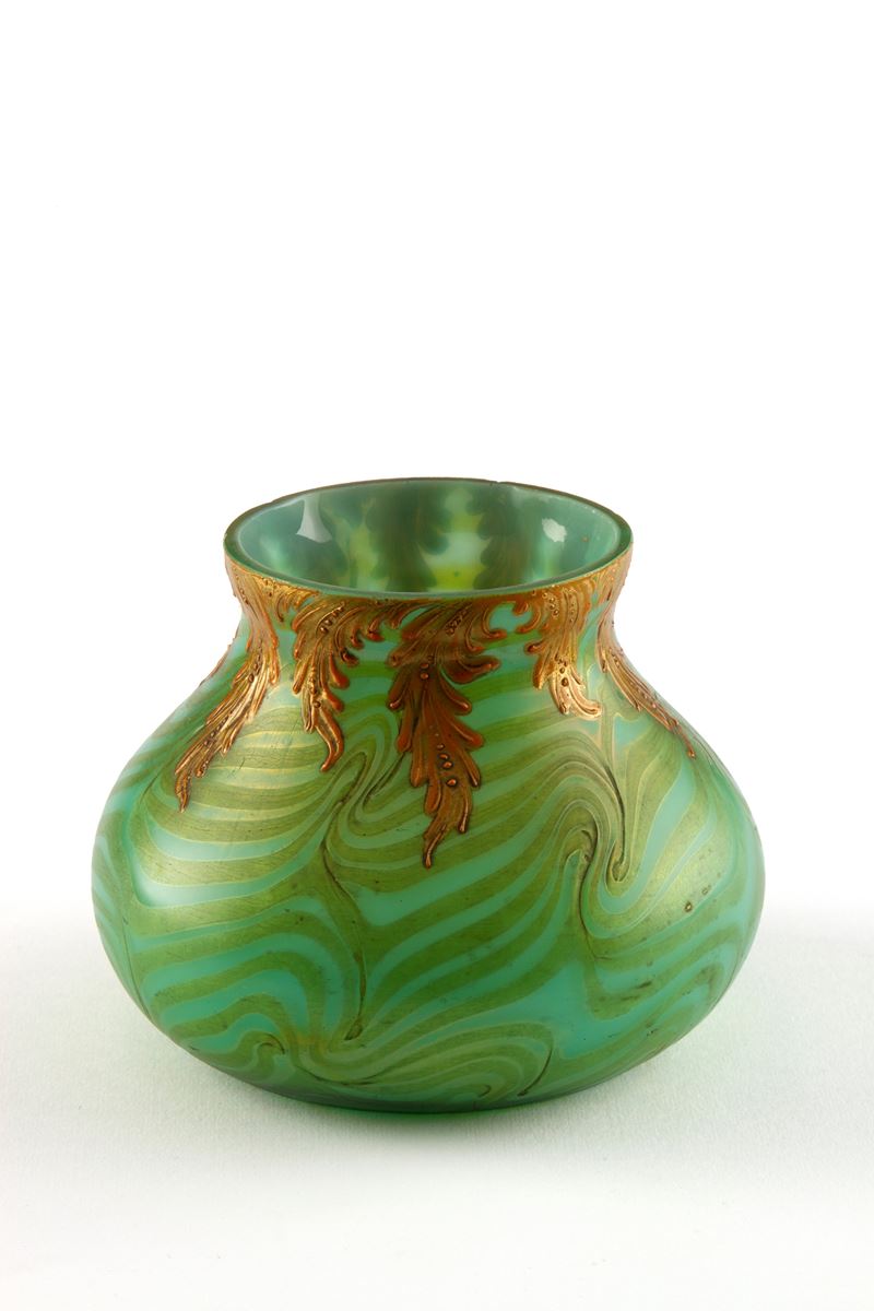 LOETZ, Vaso in vetro iridescente verde con decorazioni in oro