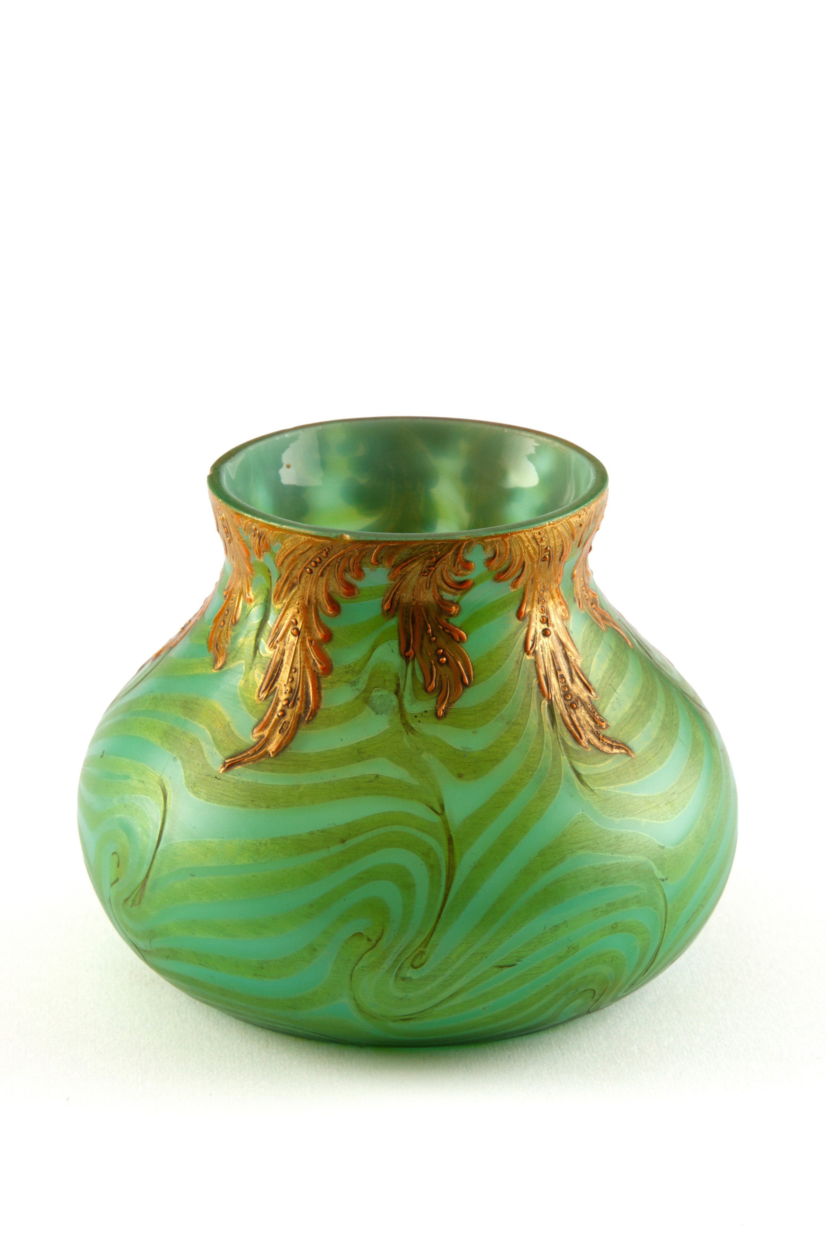 LOETZ, Vaso in vetro iridescente verde con decorazioni in oro