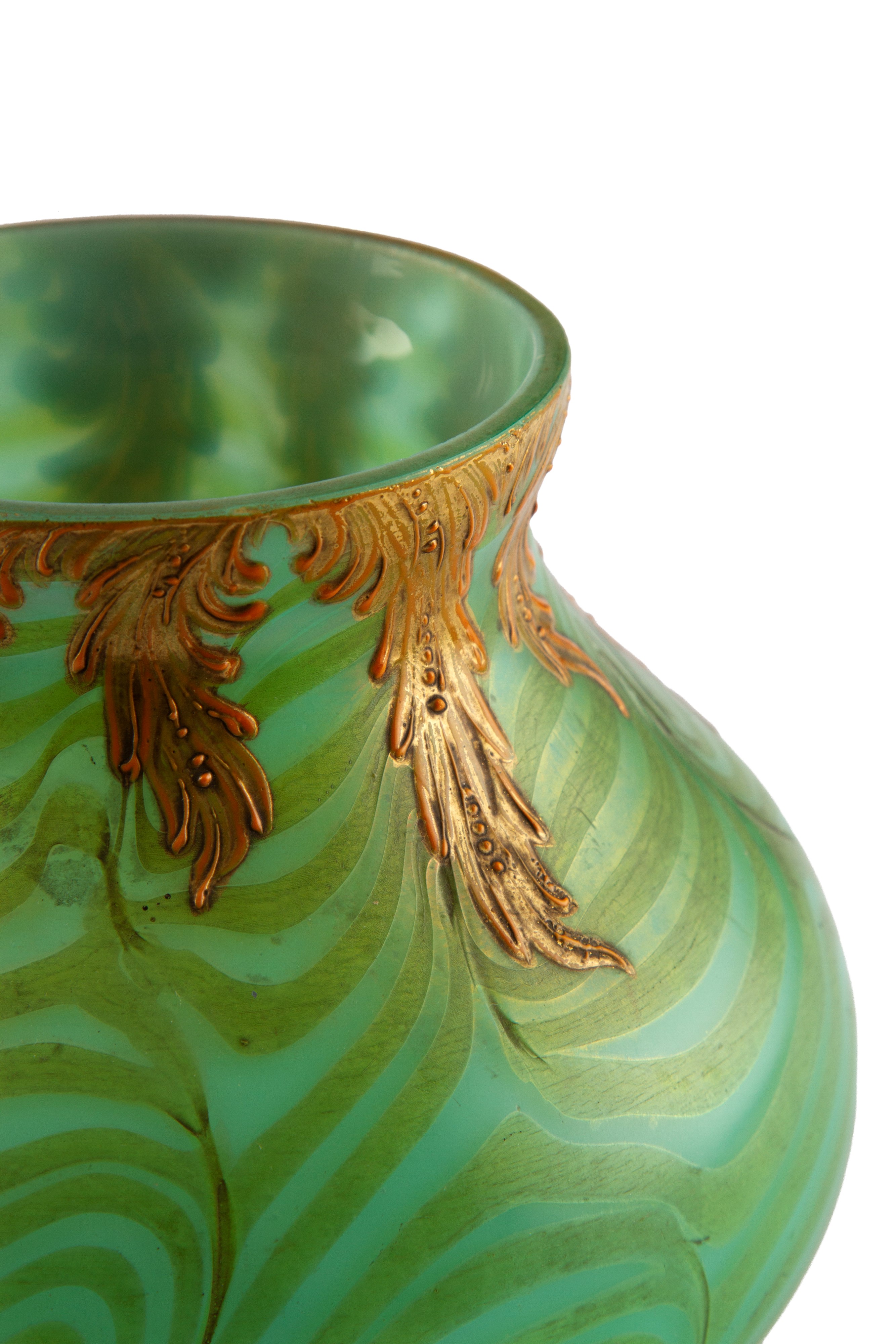 LOETZ, Vaso in vetro iridescente verde con decorazioni in oro