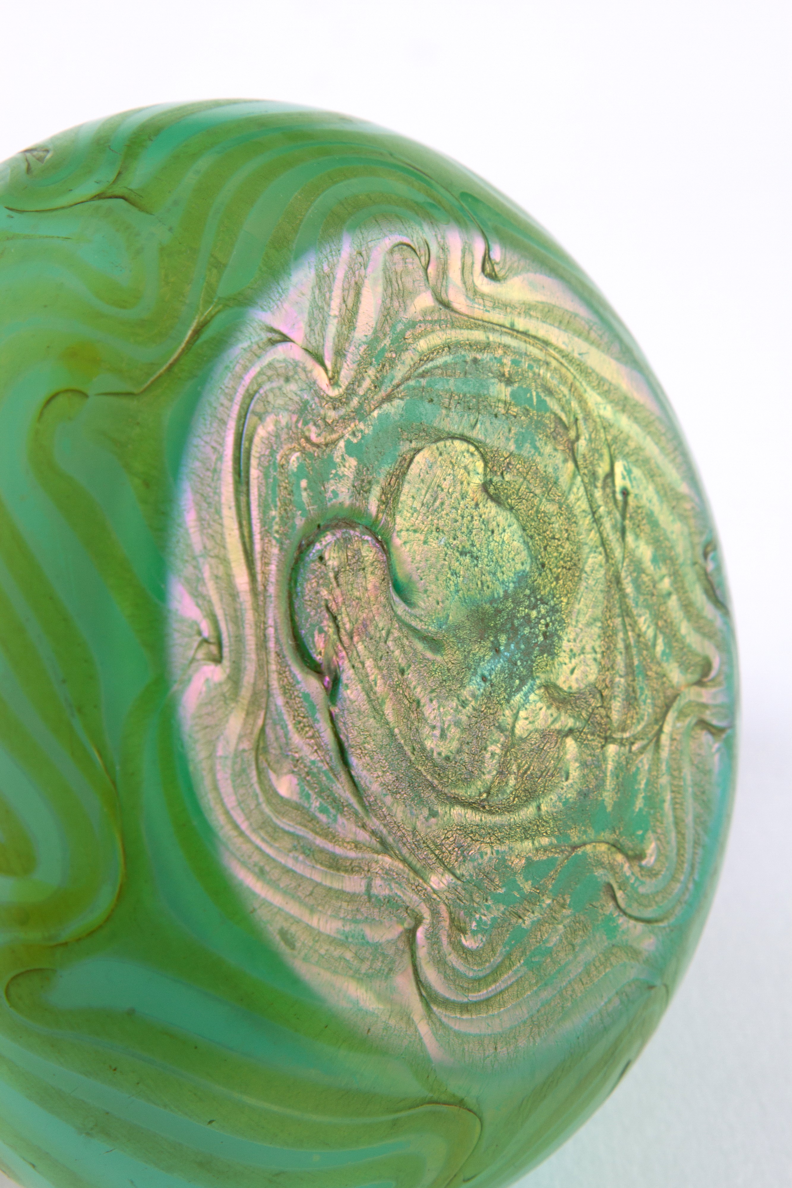 LOETZ, Vaso in vetro iridescente verde con decorazioni in oro