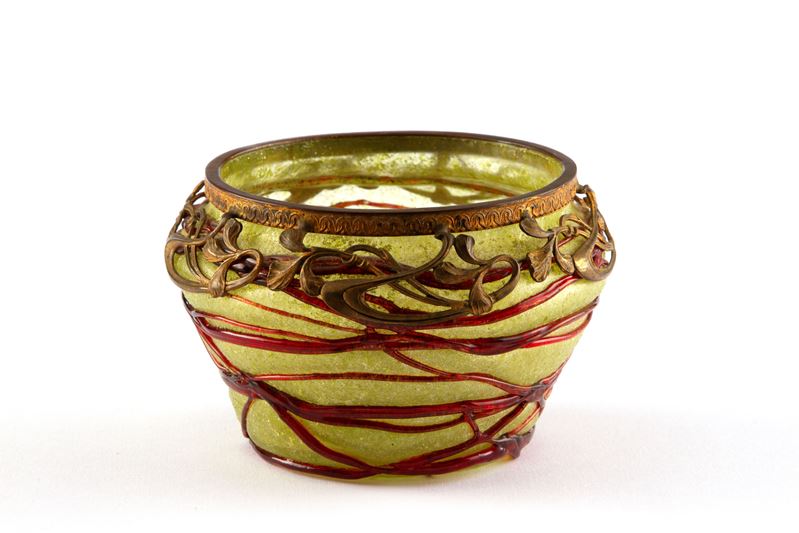 LOETZ (Attribuito), Vaso in vetro iridescente con finiture in bronzo e decorazioni in pasta di ve...