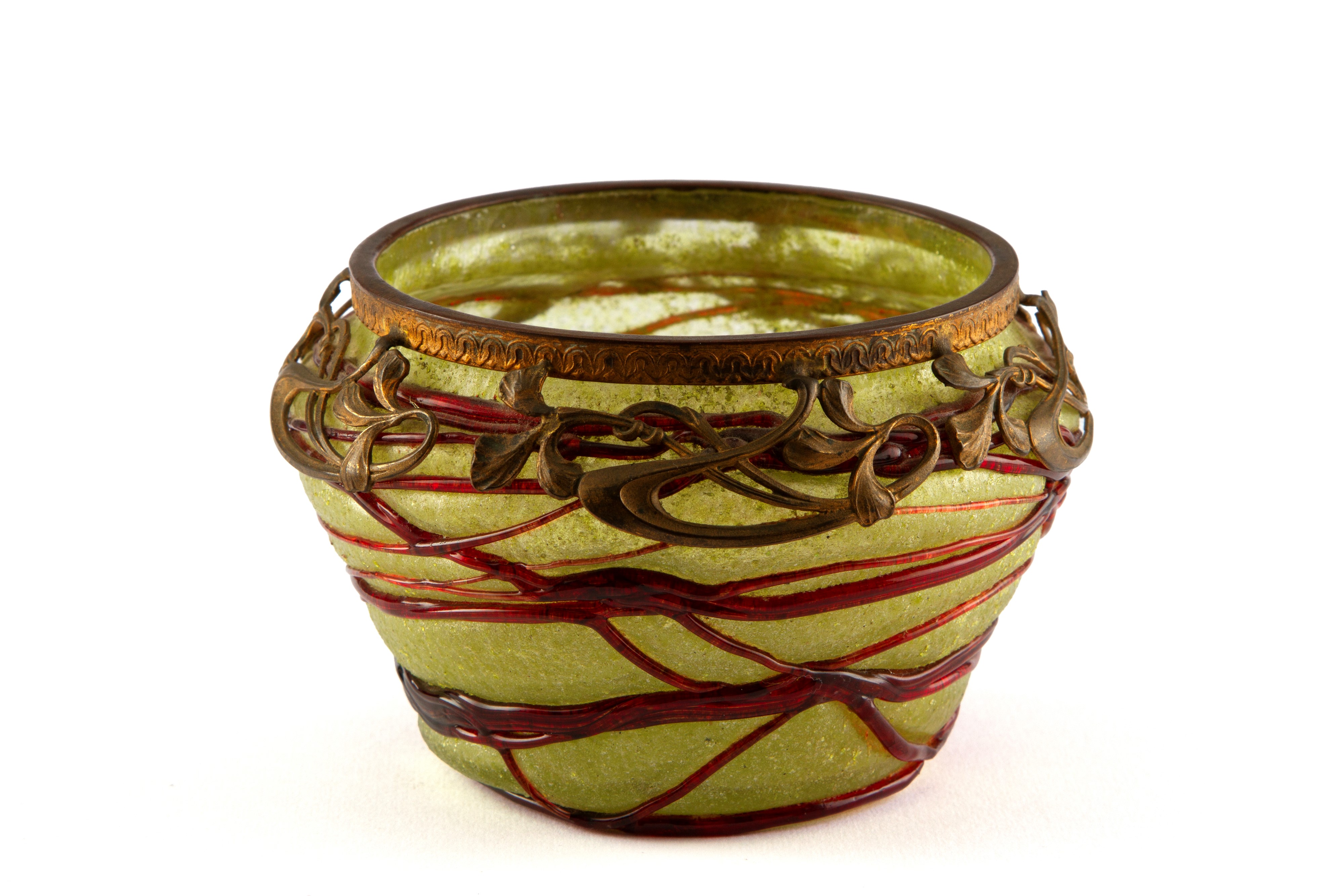 LOETZ (Attribuito), Vaso in vetro iridescente con finiture in bronzo e decorazioni in pasta di ve...