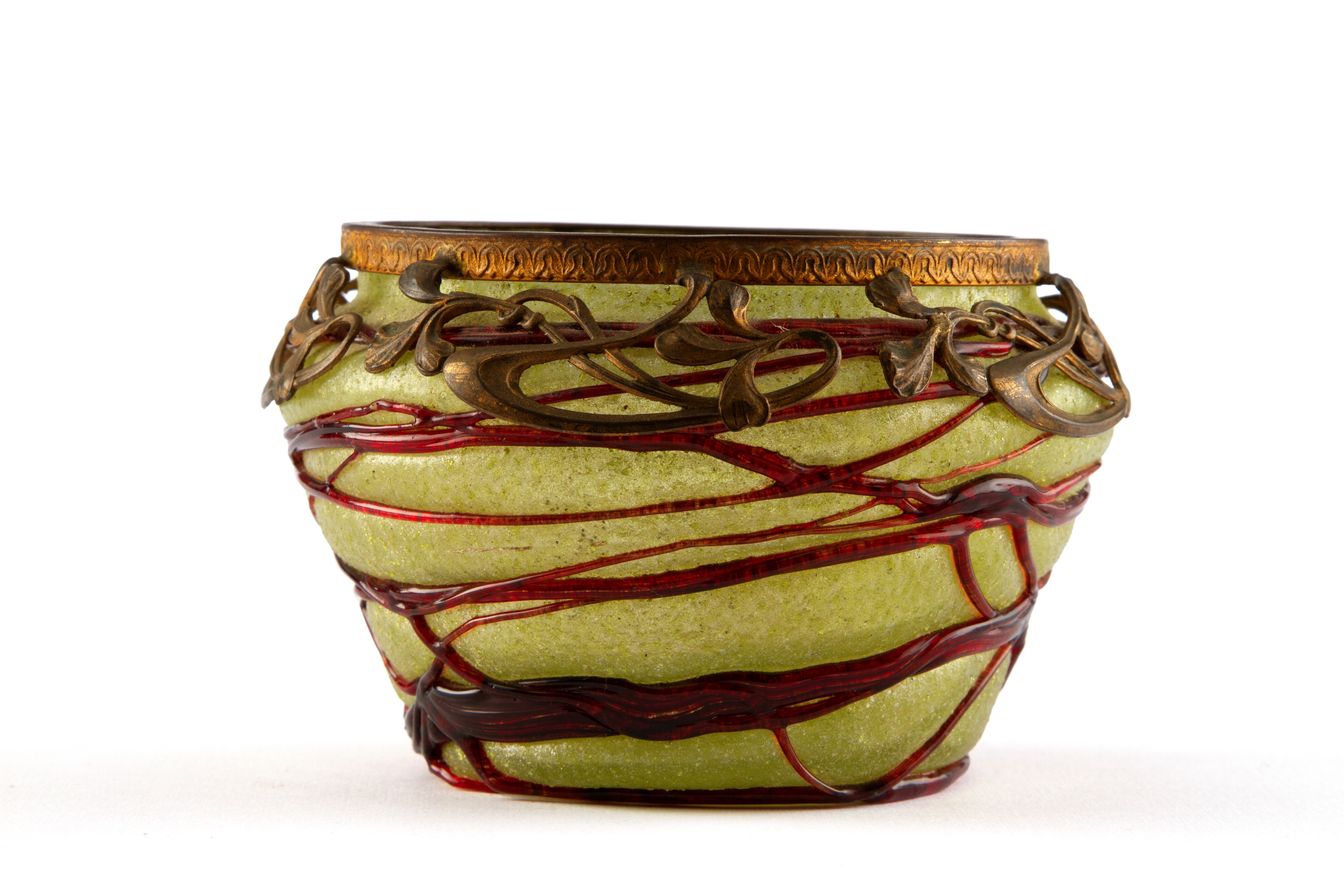 LOETZ (Attribuito), Vaso in vetro iridescente con finiture in bronzo e decorazioni in pasta di ve...