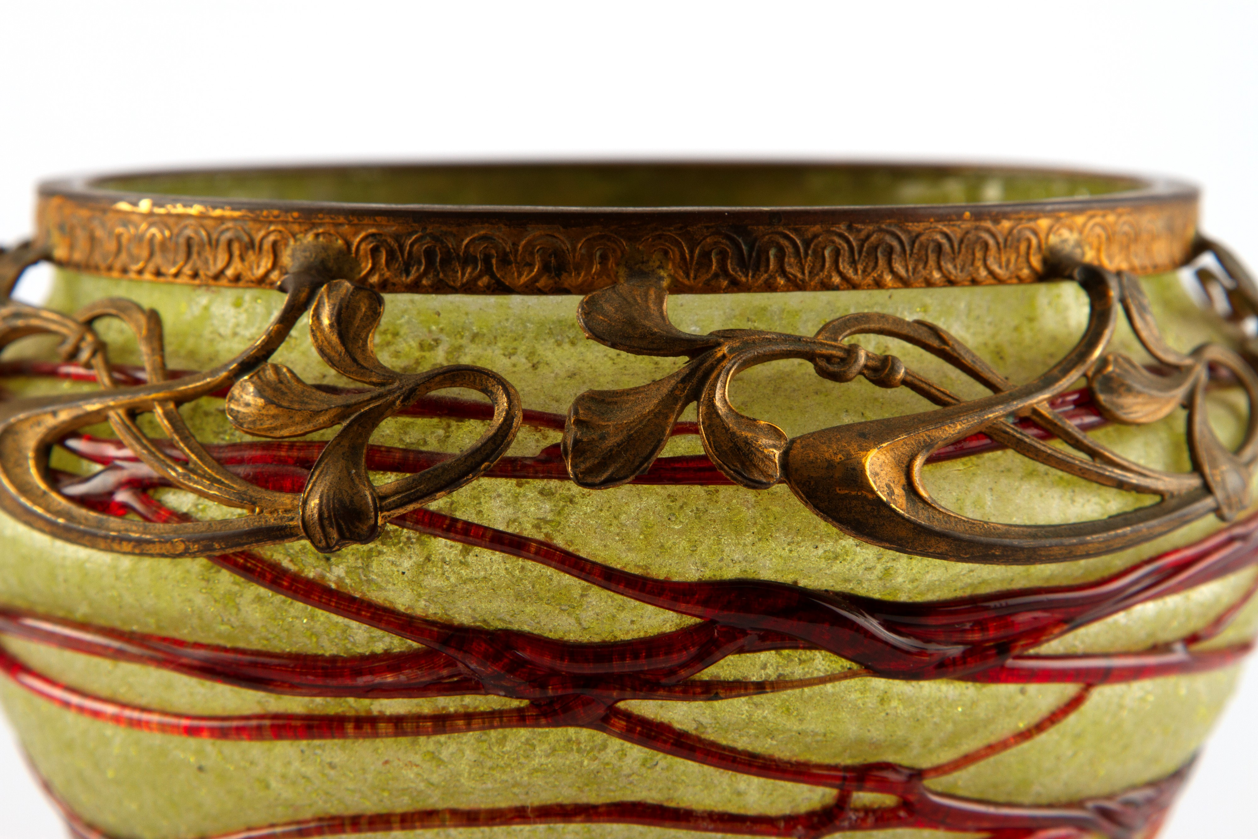 LOETZ (Attribuito), Vaso in vetro iridescente con finiture in bronzo e decorazioni in pasta di ve...
