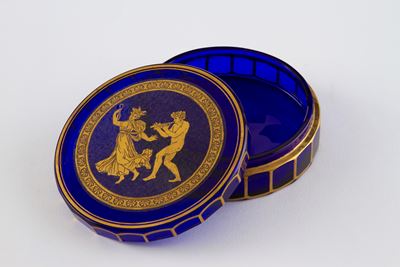 Scatola in vetro blu decorato in oro con scena di baccanale