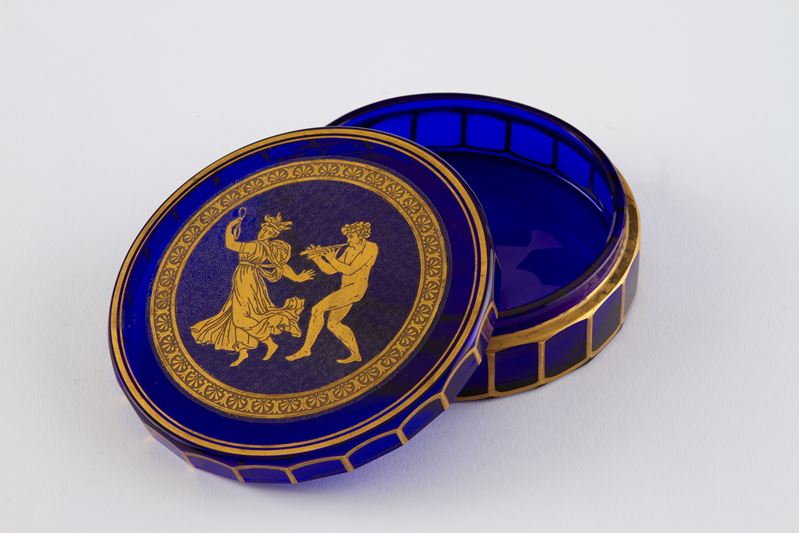 Scatola in vetro blu decorato in oro con scena di baccanale