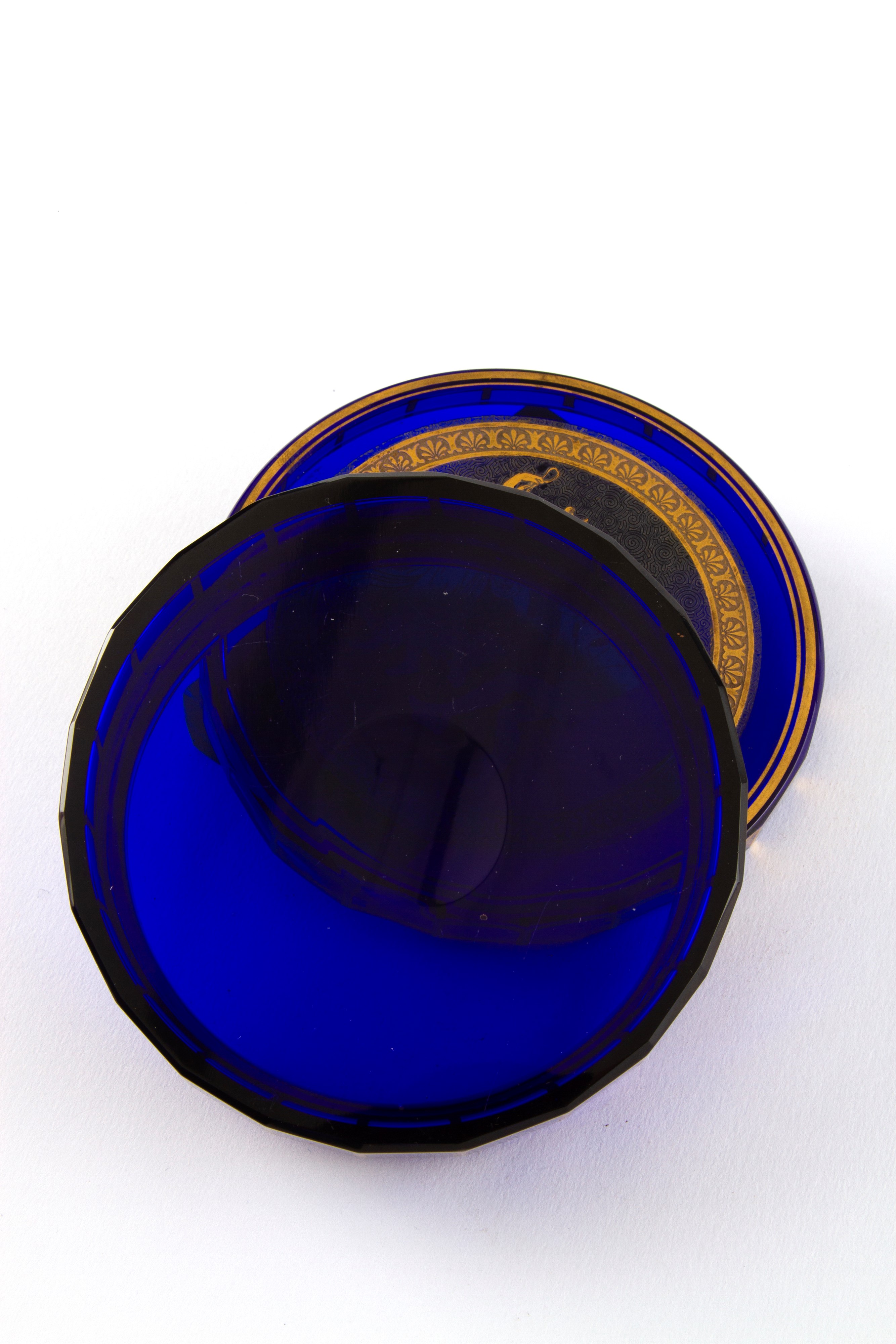 Scatola in vetro blu decorato in oro con scena di baccanale