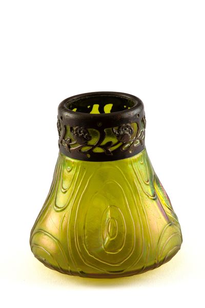LOETZ (Attribuito), Piccolo vaso in vetro iridescente con bordo in argento