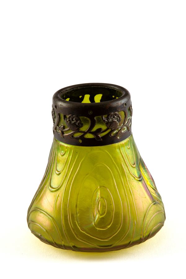 Piccolo vaso con bordo in argento. LOETZ (Attr.)