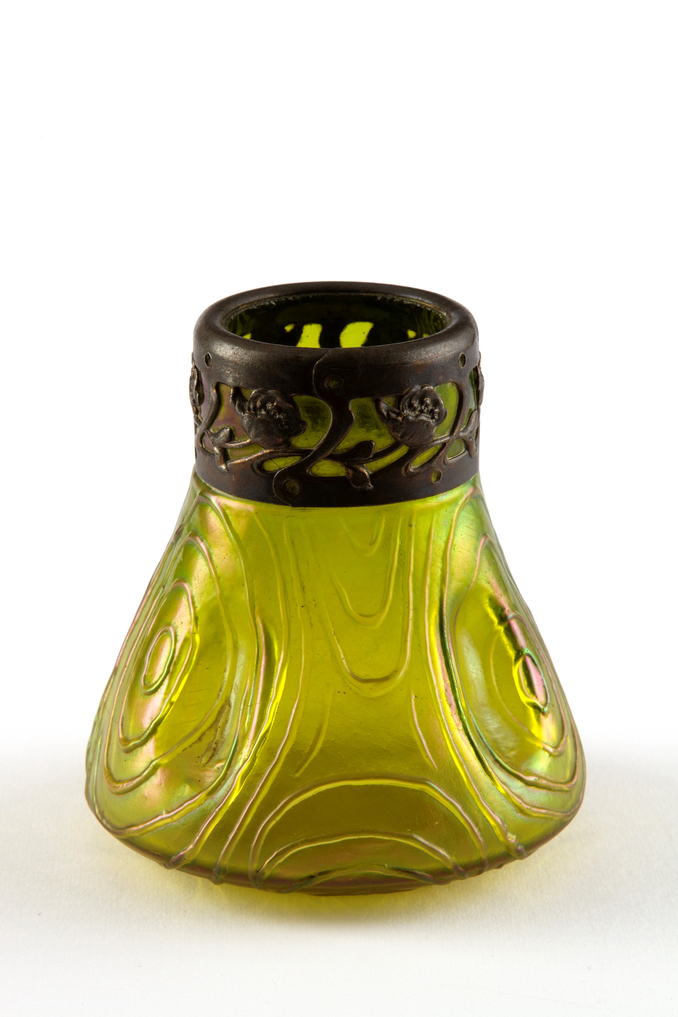 LOETZ (Attribuito), Piccolo vaso in vetro iridescente con bordo in argento