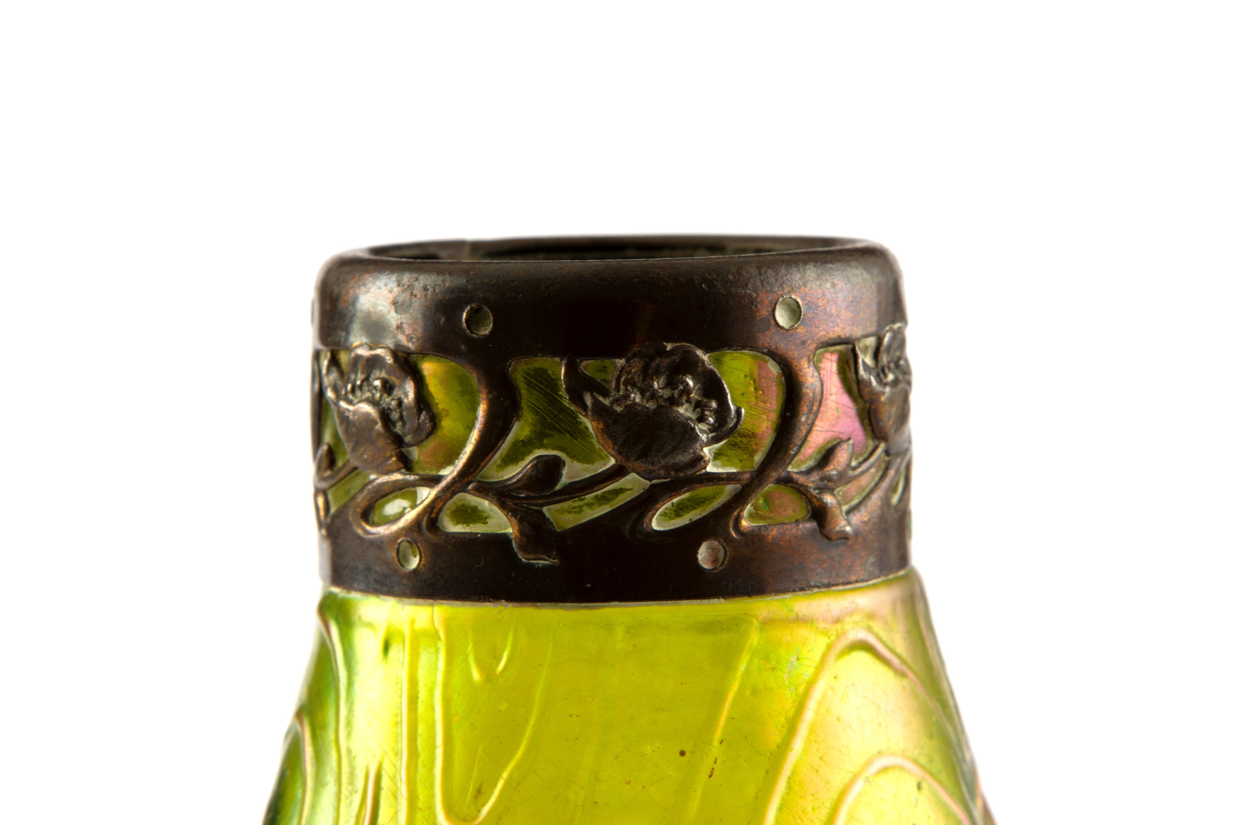 LOETZ (Attribuito), Piccolo vaso in vetro iridescente con bordo in argento