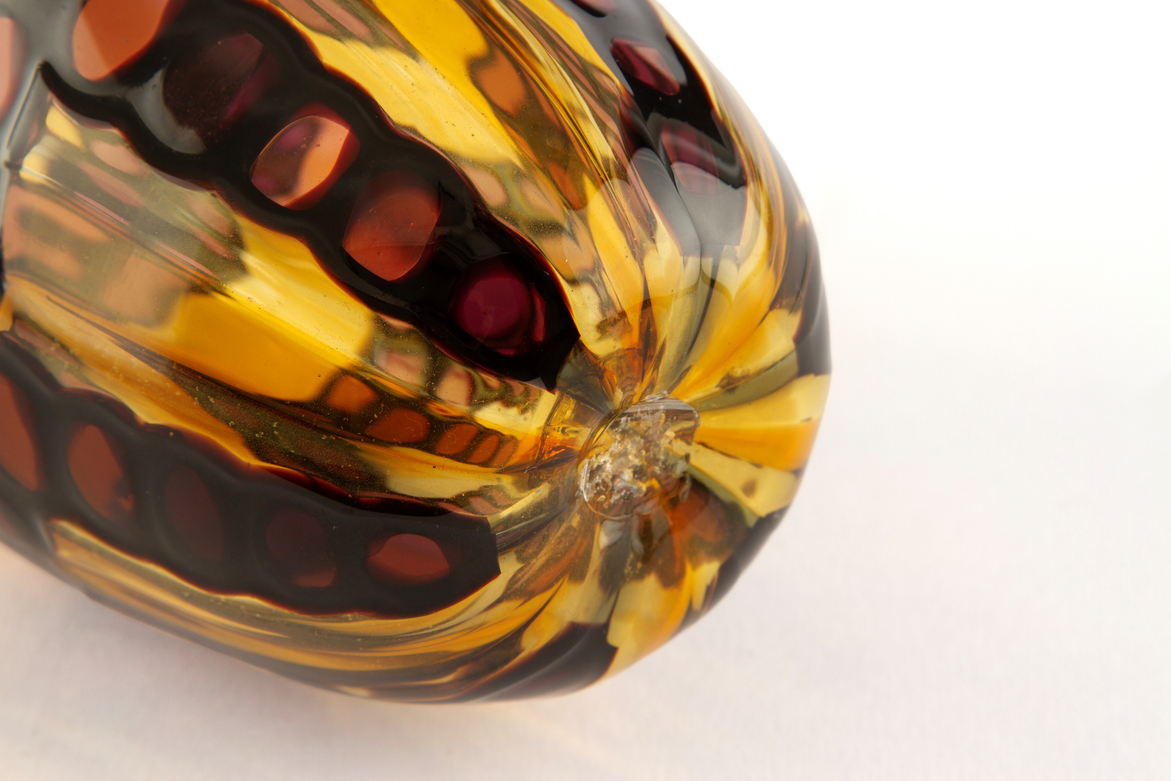 Vittorio Ferro - Vaso in vetro soffiato giallo con decorazioni in vinaccia e nero
