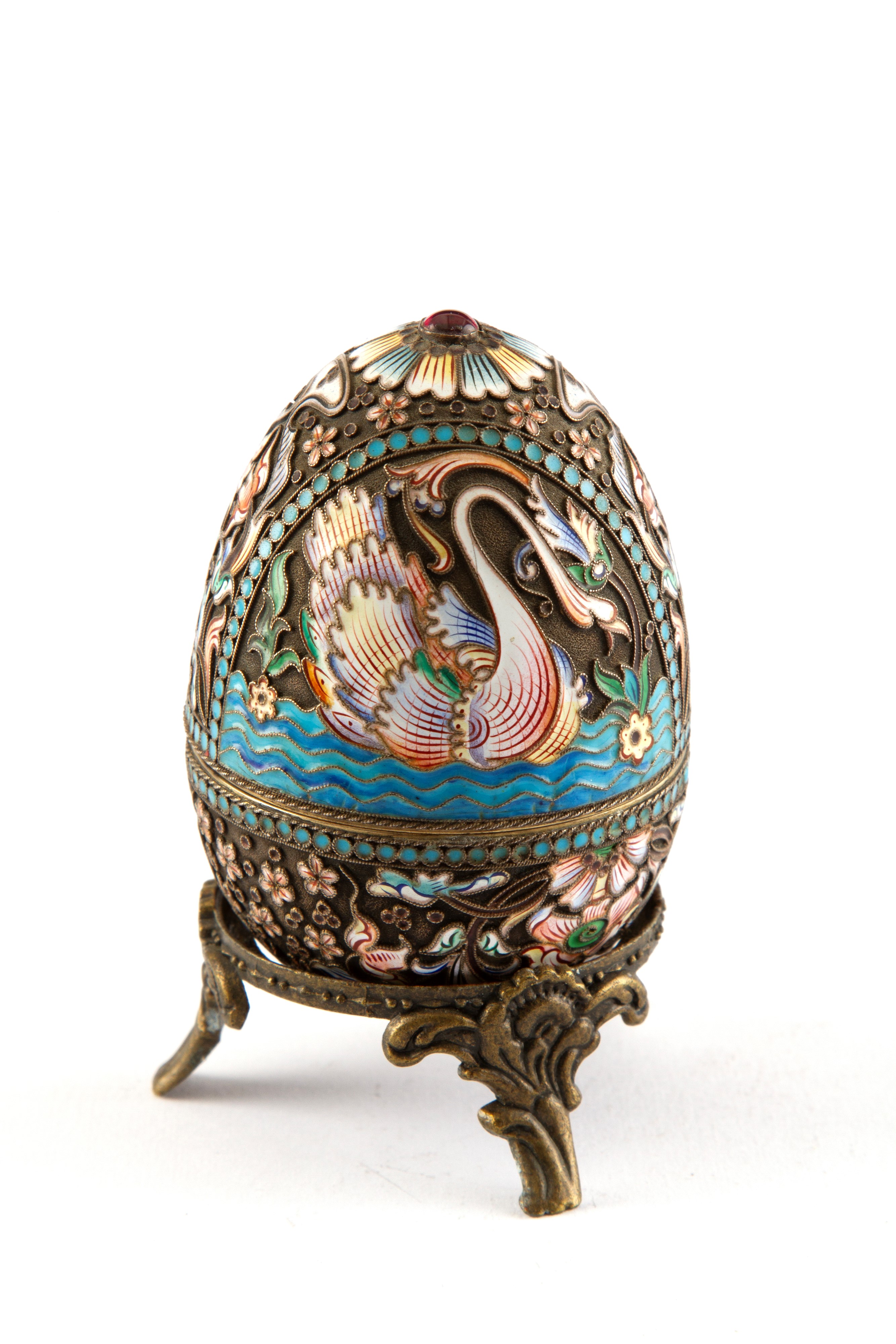 Uovo in argento con cabochon e smalti