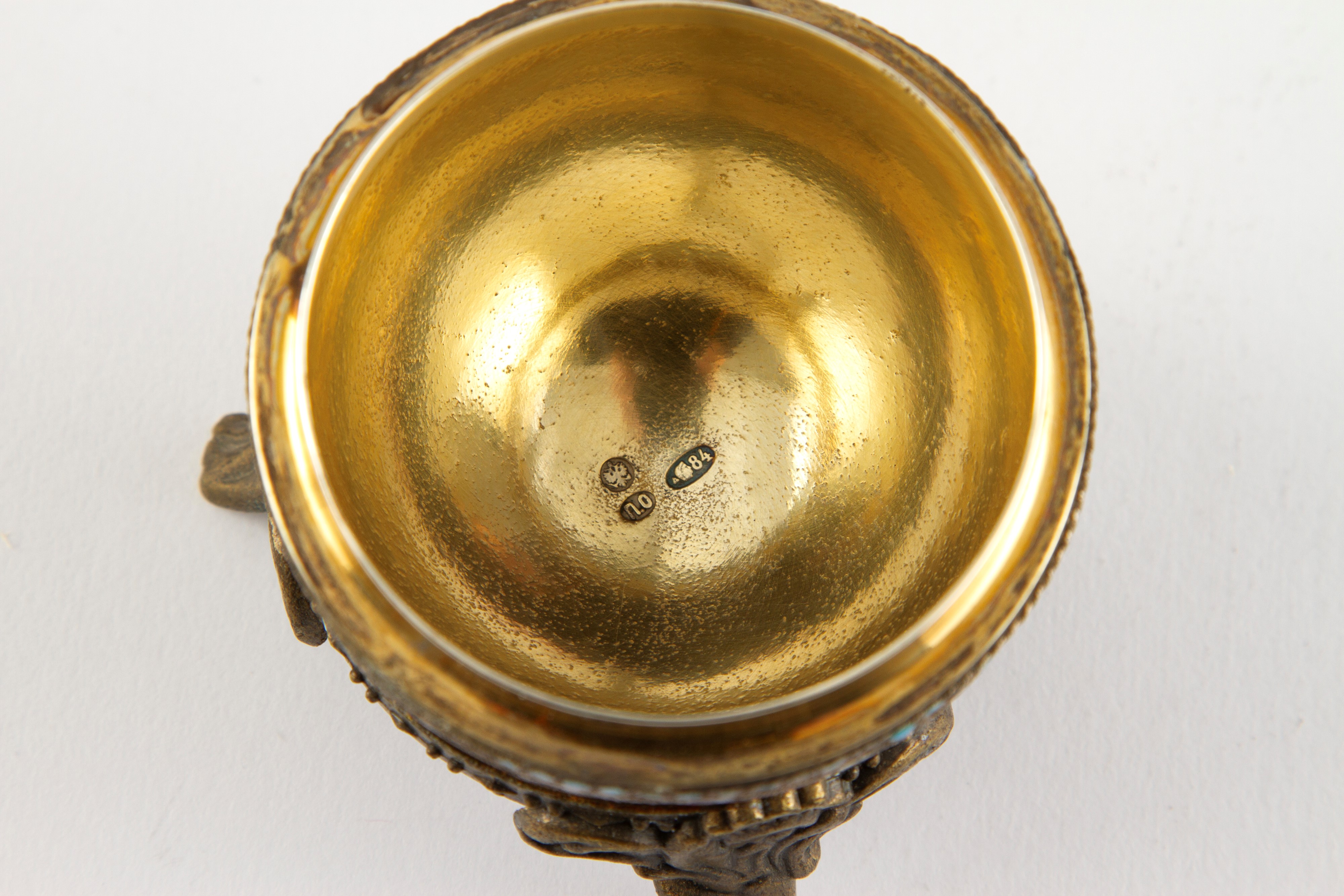 Uovo in argento con cabochon e smalti