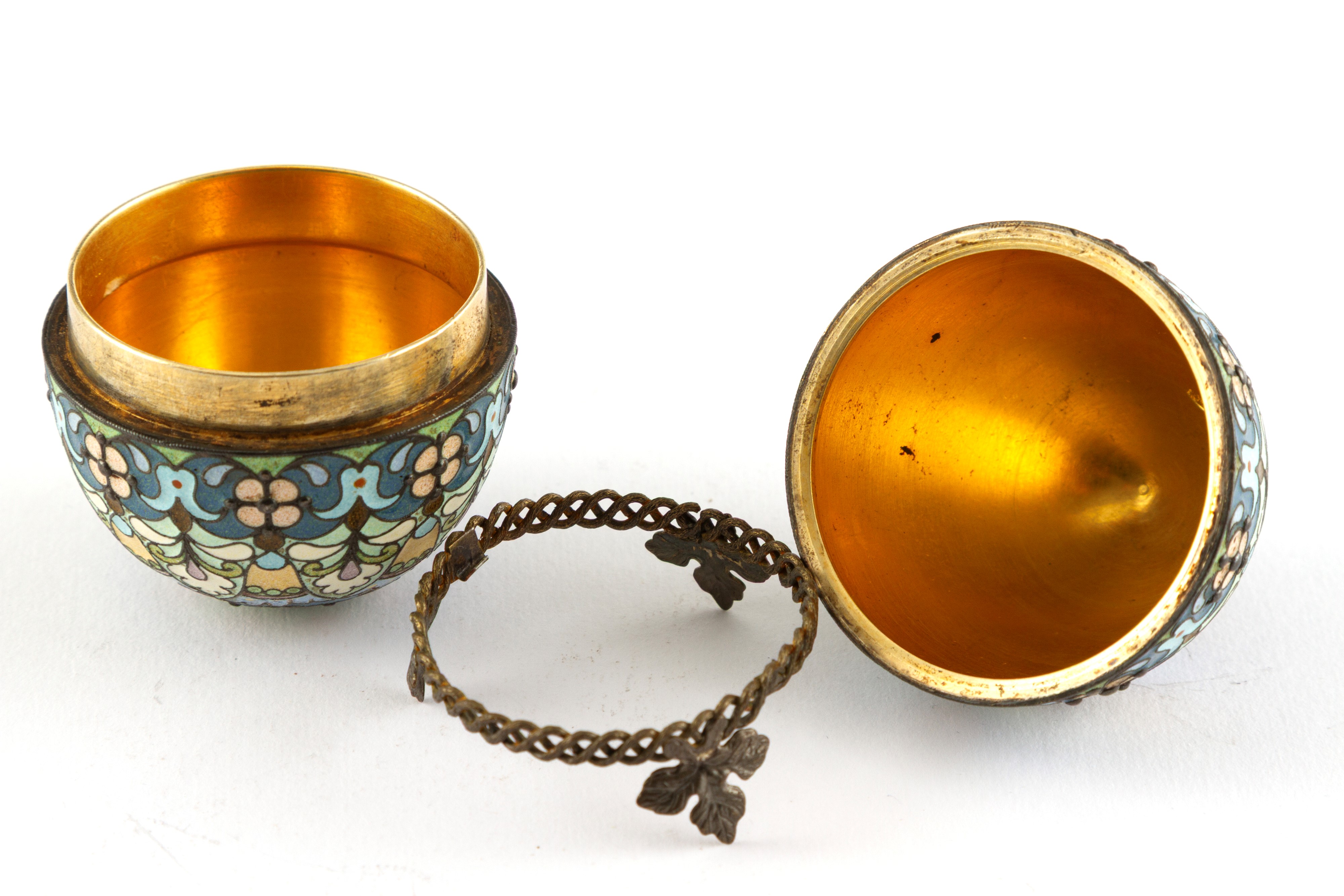 Uovo in argento con smalti