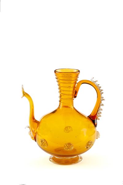 Brocca in vetro giallo con decori a rilievo