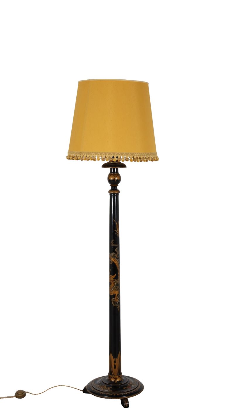 Piantana decorata a chinoiserie con drago, legno laccato