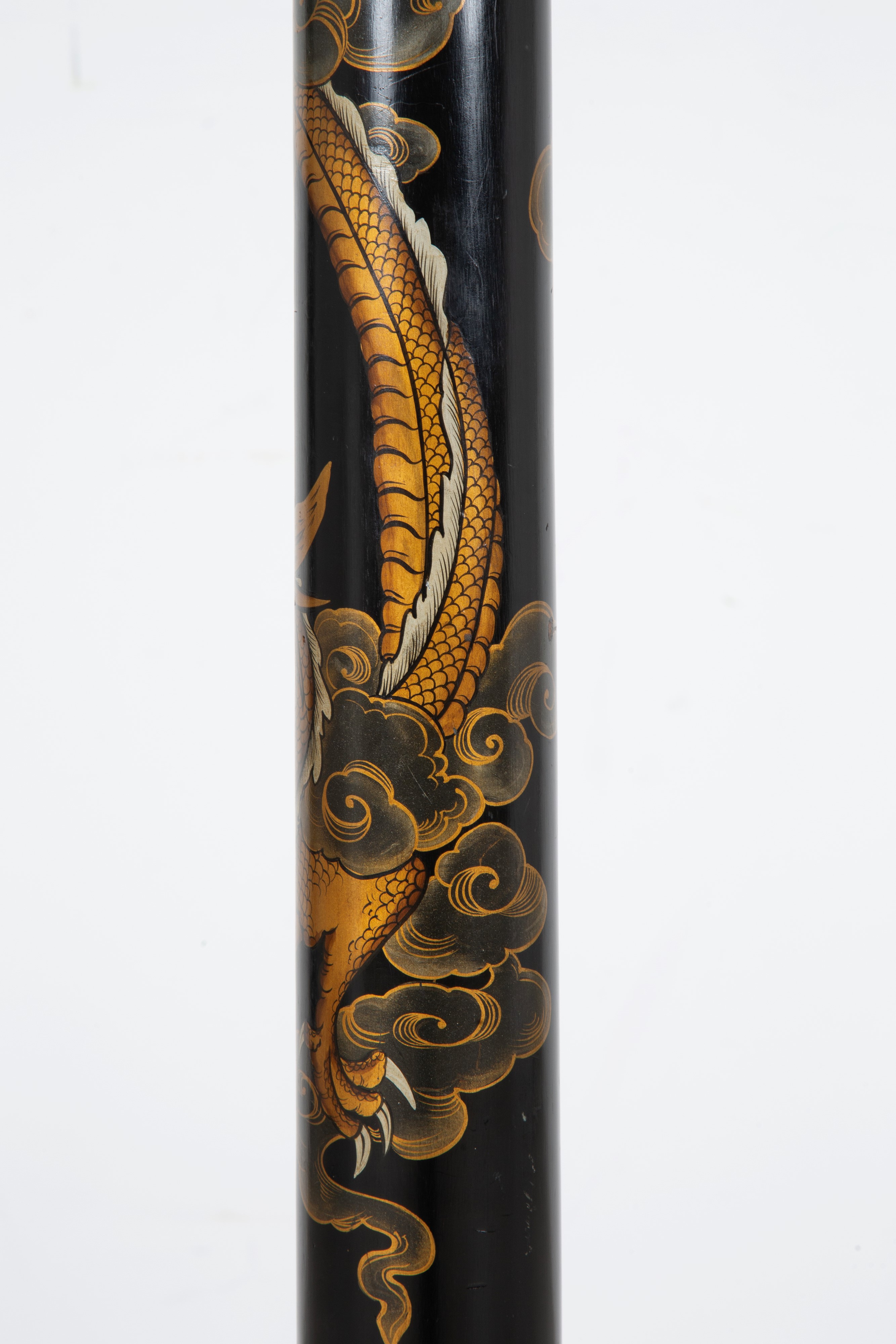 Piantana decorata a chinoiserie con drago, legno laccato