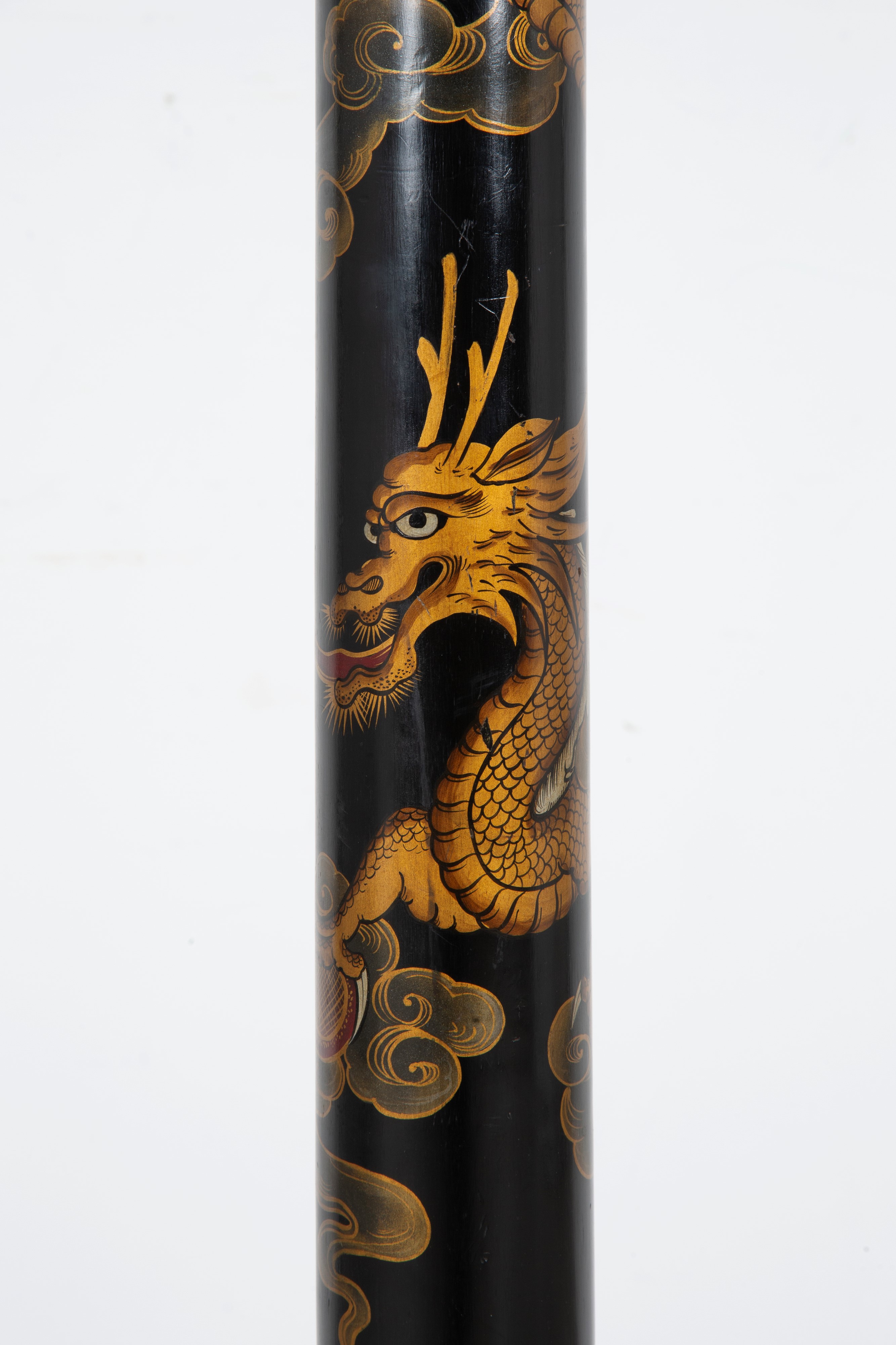Piantana decorata a chinoiserie con drago, legno laccato