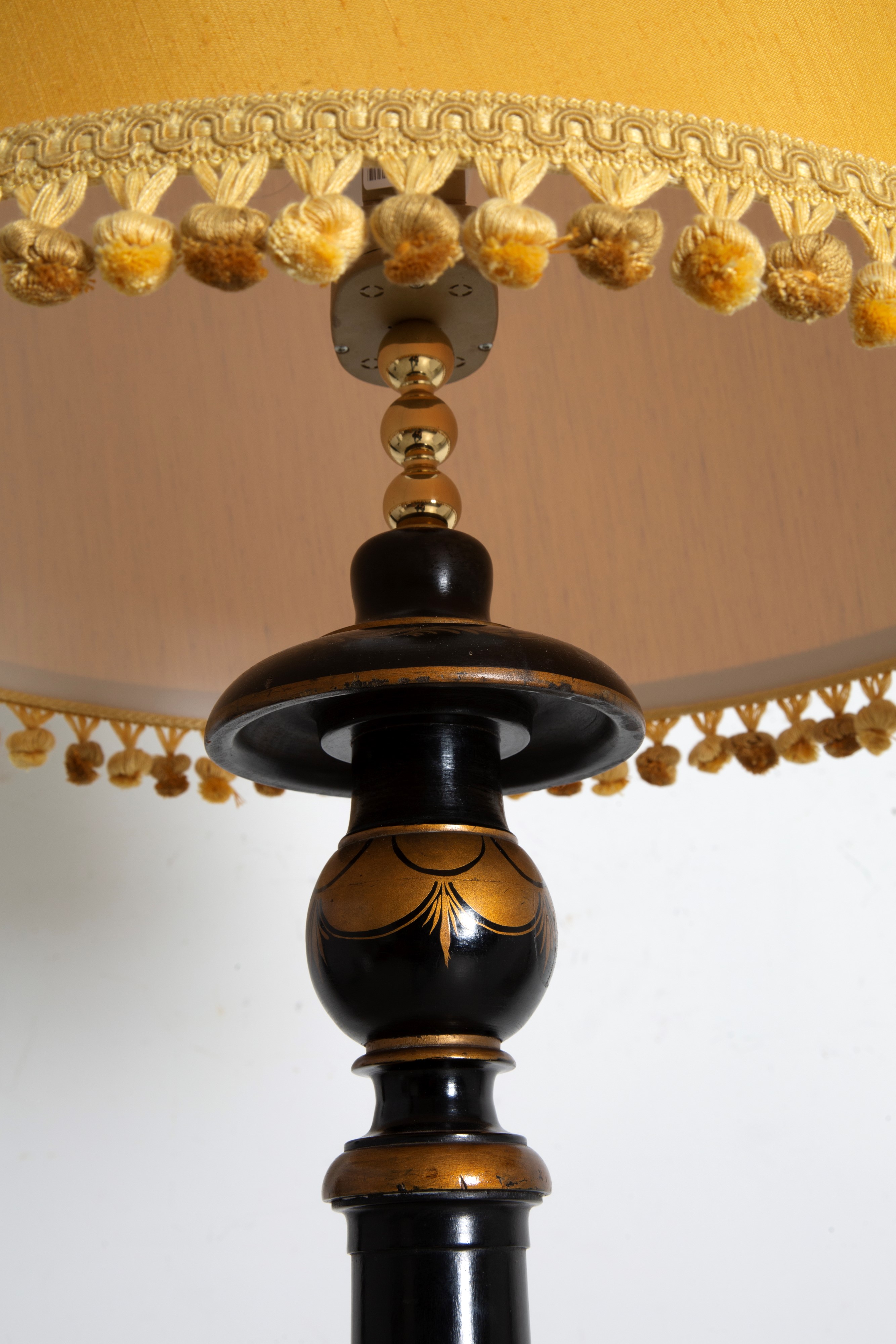 Piantana decorata a chinoiserie con drago, legno laccato