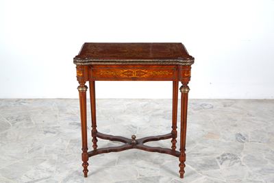 Tavolino da gioco, legno lastronato e intarsiato con guarnizioni in bronzo dorato, Inizi XX secol...