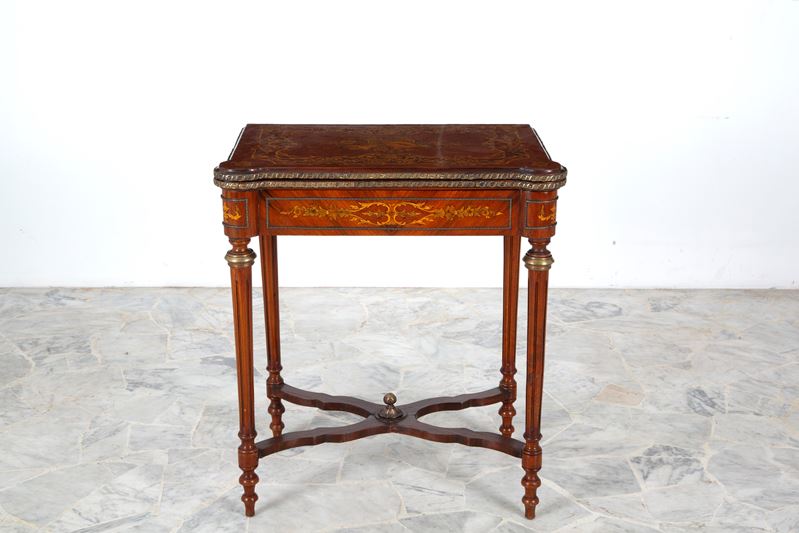 Tavolino da gioco, legno lastronato e intarsiato con guarnizioni in bronzo dorato, Inizi XX secol...