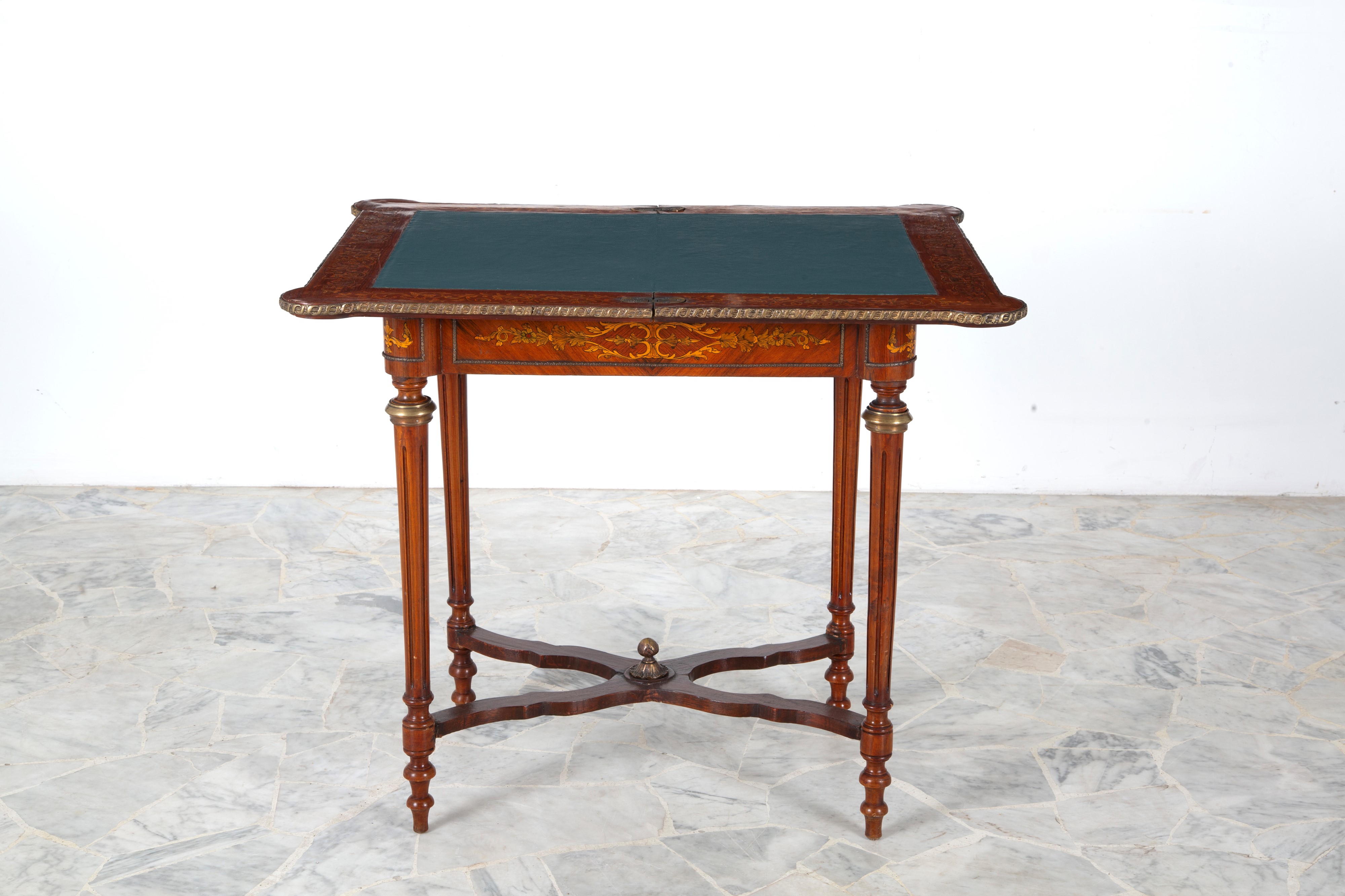 Tavolino da gioco, legno lastronato e intarsiato con guarnizioni in bronzo dorato, Inizi XX secol...