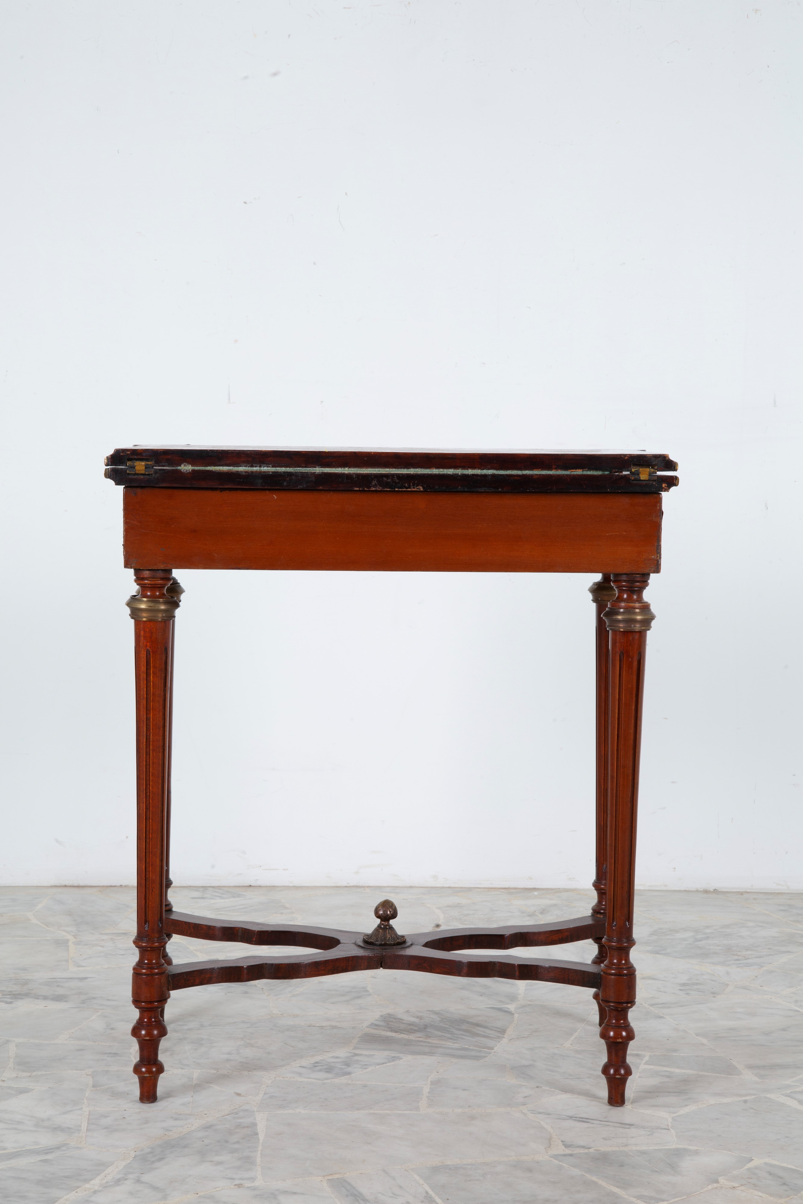 Tavolino da gioco, legno lastronato e intarsiato con guarnizioni in bronzo dorato, Inizi XX secol...