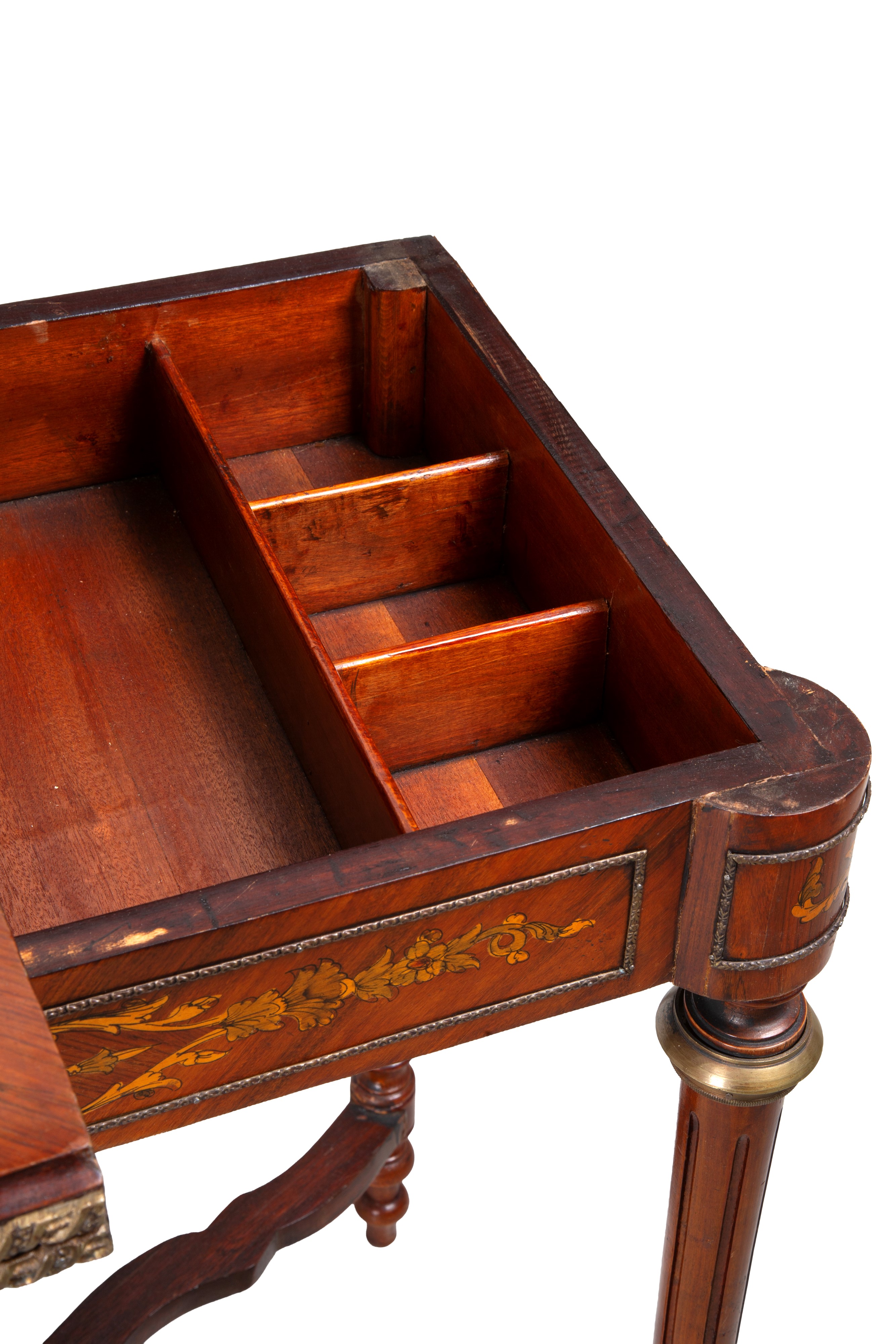 Tavolino da gioco, legno lastronato e intarsiato con guarnizioni in bronzo dorato, Inizi XX secol...