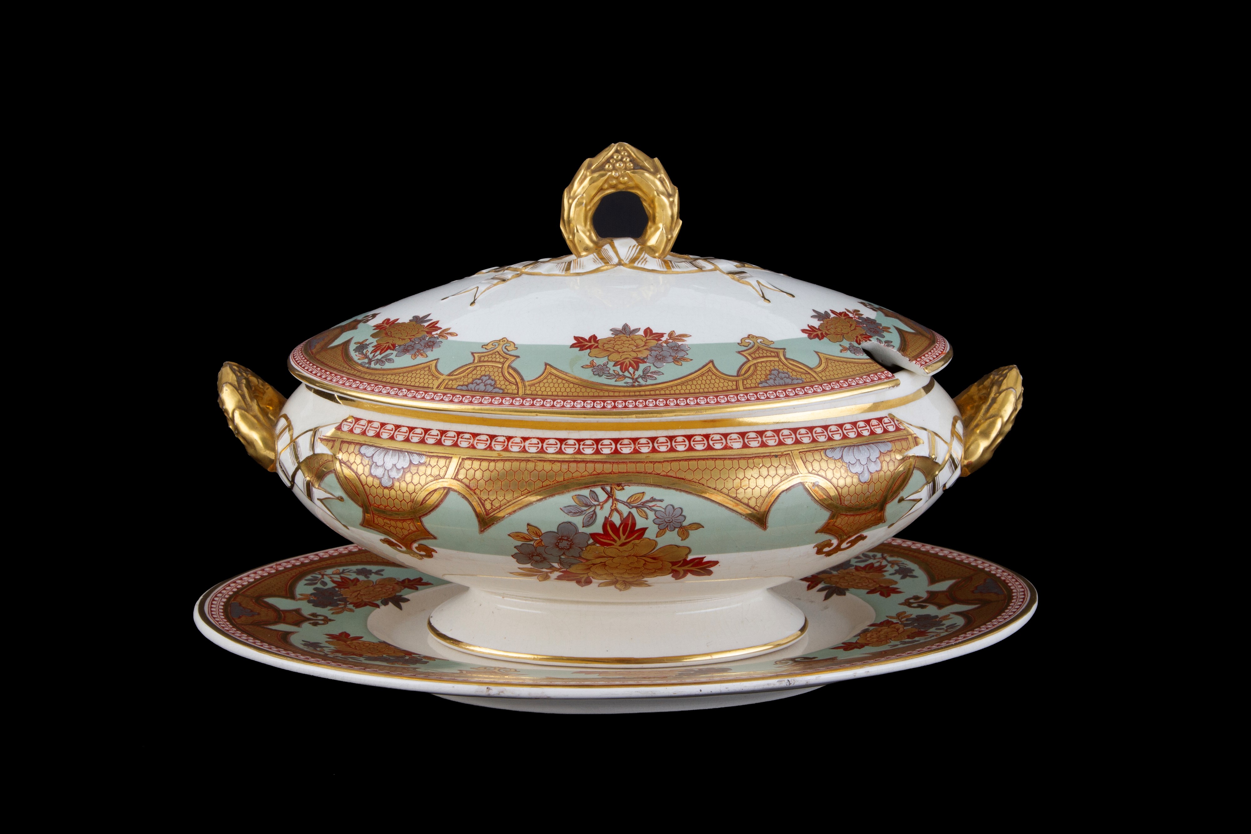 WM FAIRBAIRNS & SONS, Zuppiera con vassoio in porcellana decorata con oro zecchino