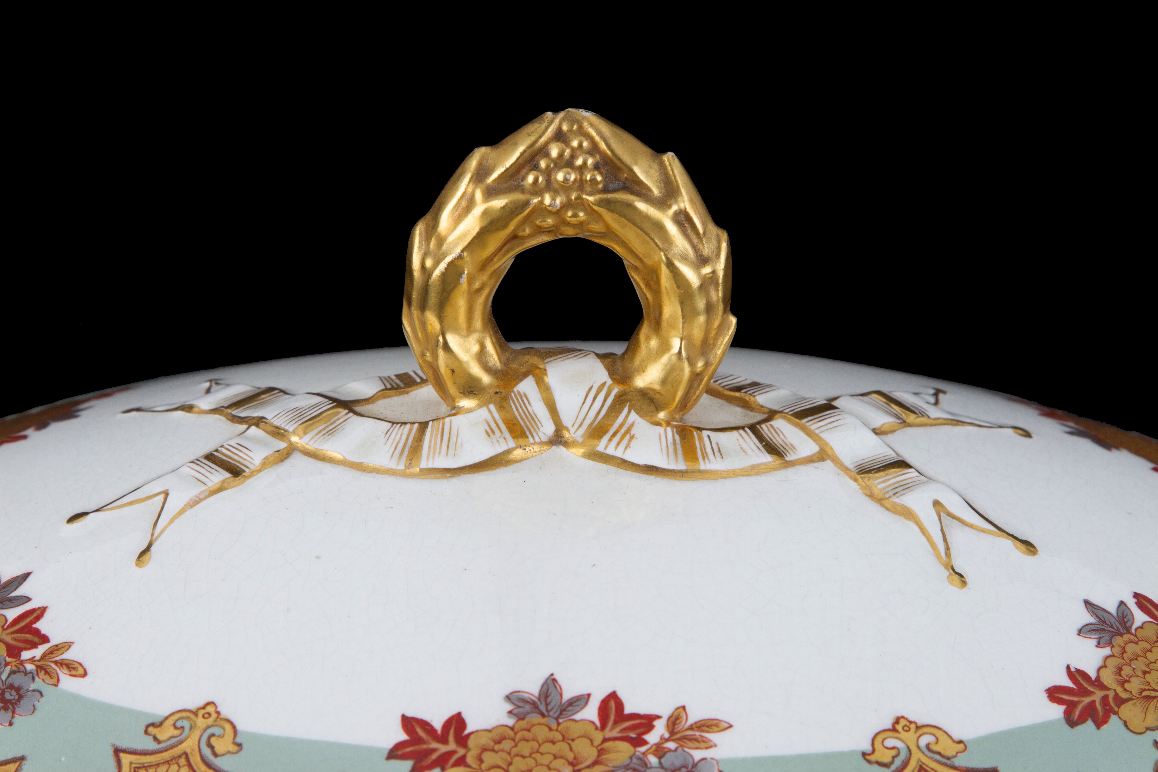 WM FAIRBAIRNS & SONS, Zuppiera con vassoio in porcellana decorata con oro zecchino