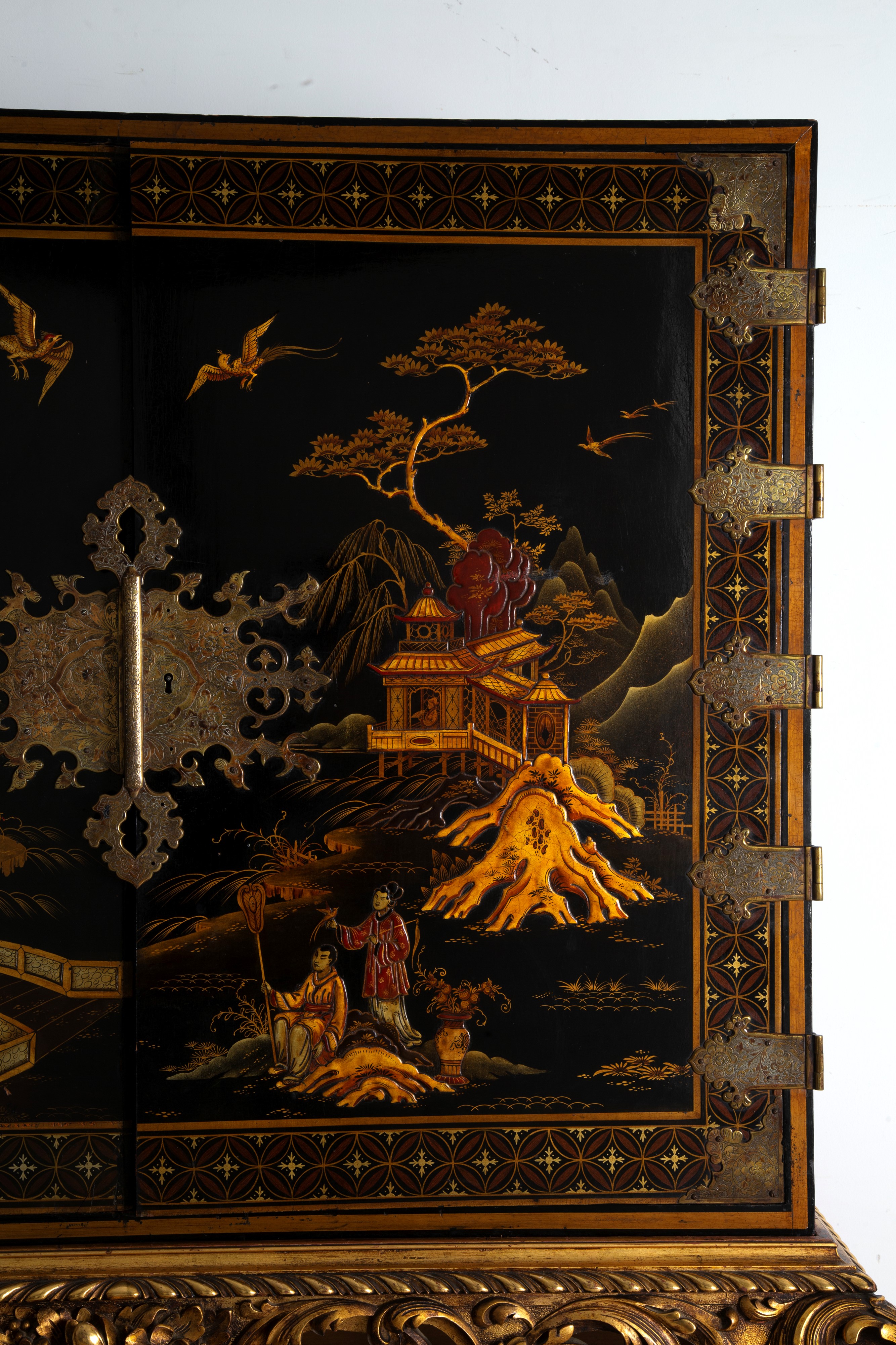 Cabinet in legno e lacca giapponese, XIX secolo
