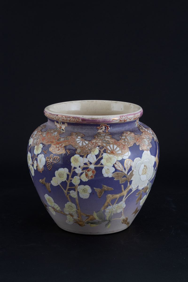 Vaso in ceramica decorata con motivi floreali e farfalle, XX secolo