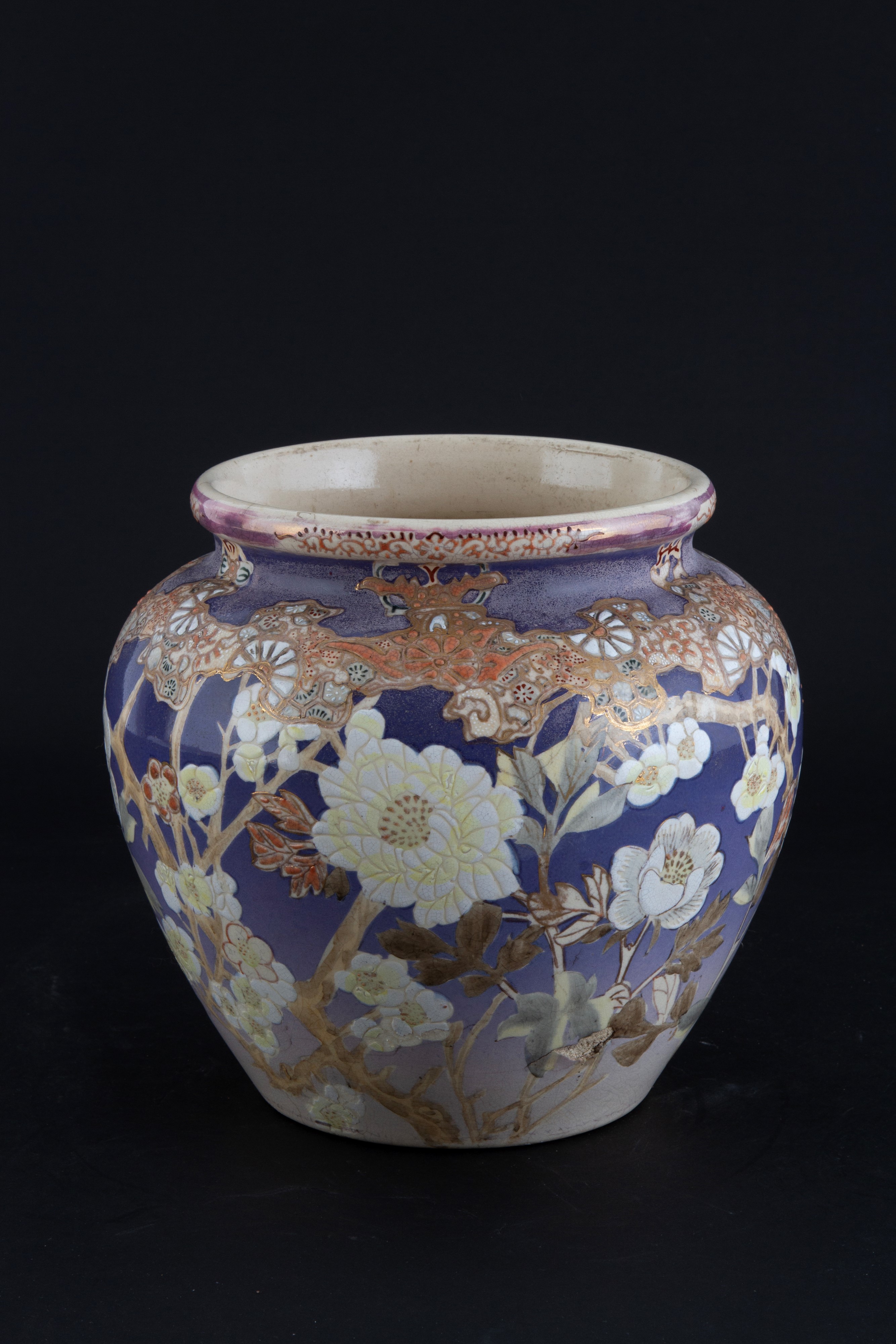 Vaso in ceramica decorata con motivi floreali e farfalle, XX secolo