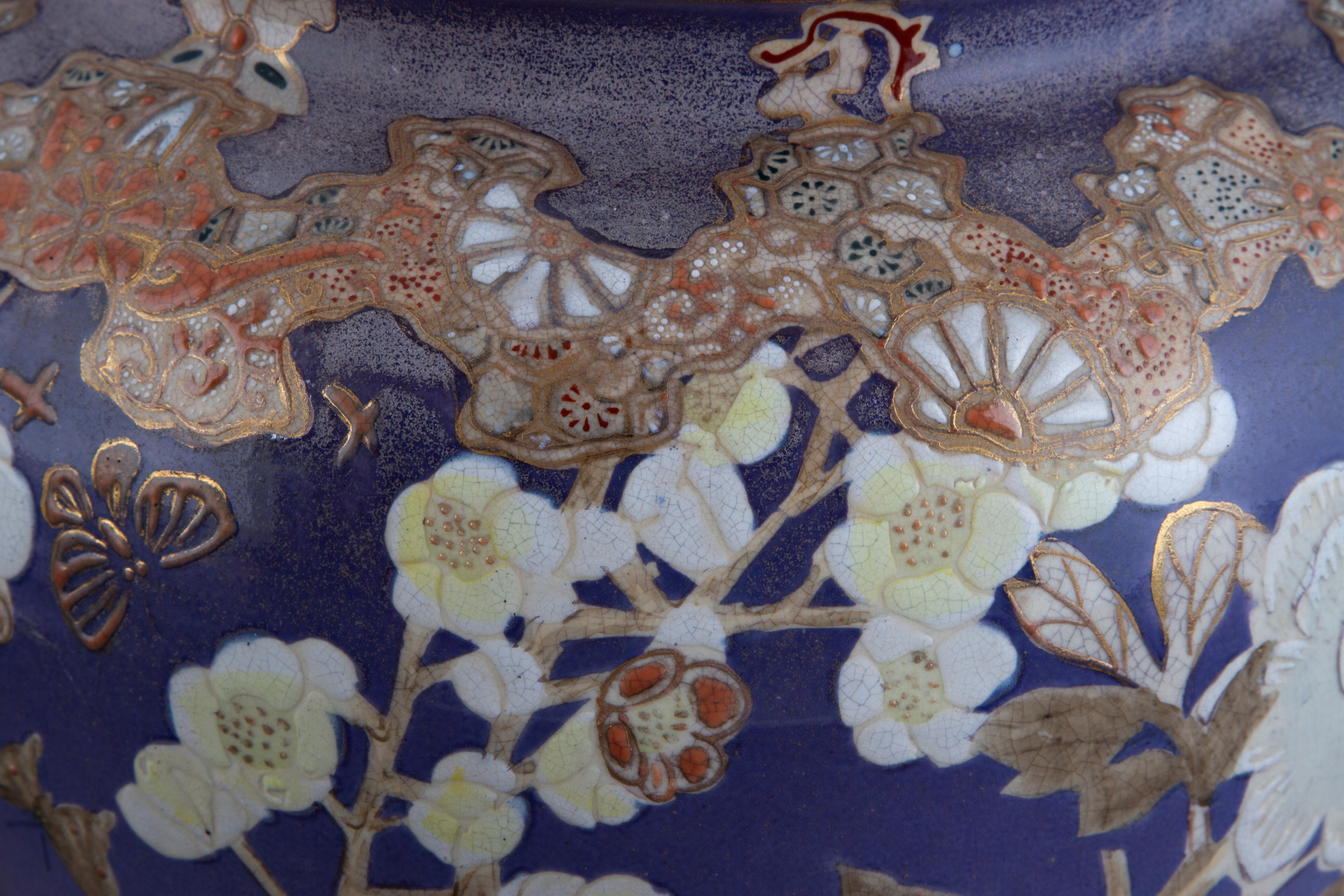 Vaso in ceramica decorata con motivi floreali e farfalle, XX secolo