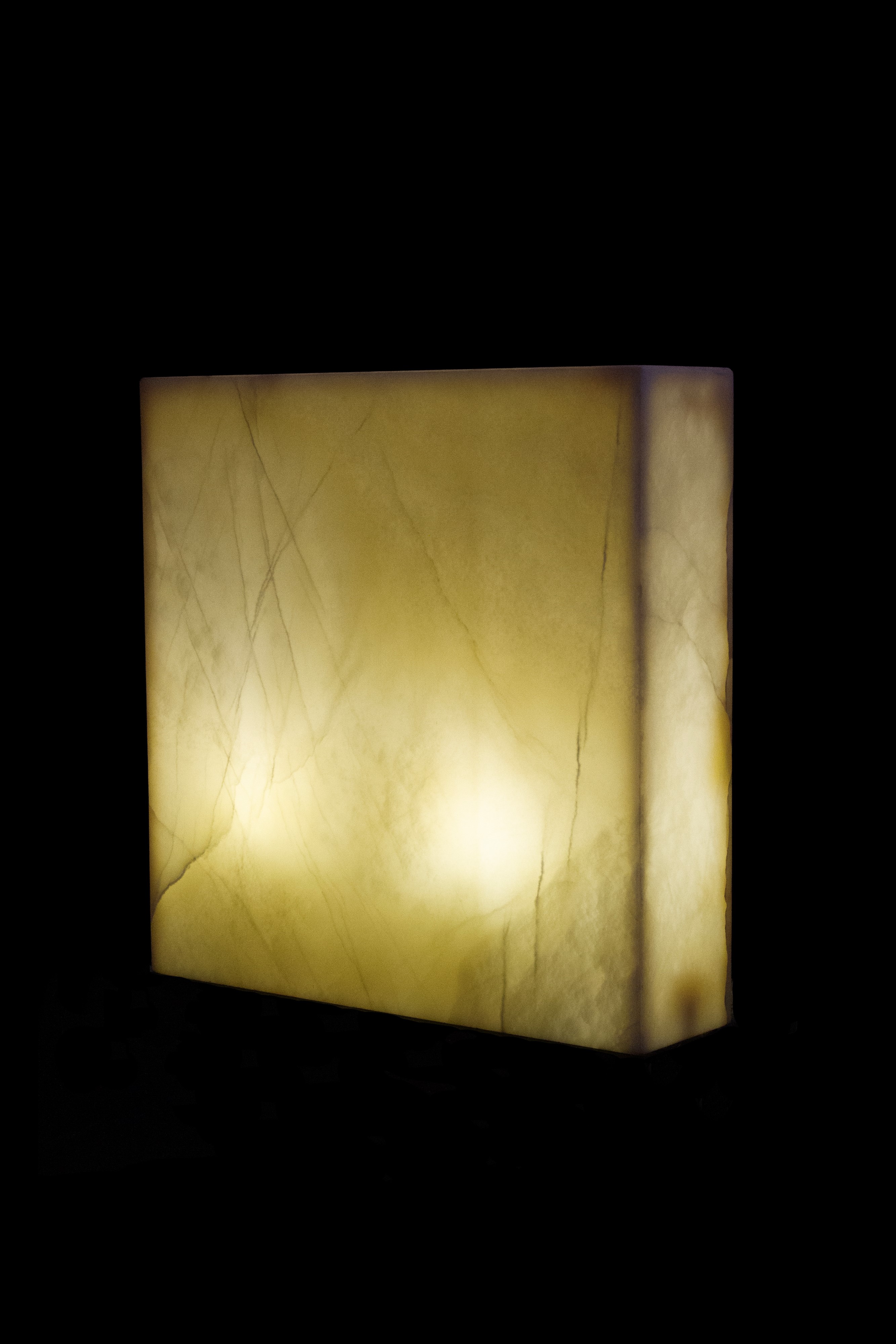 Lampada in alabastro, forma parallelepipeda, XX secolo
