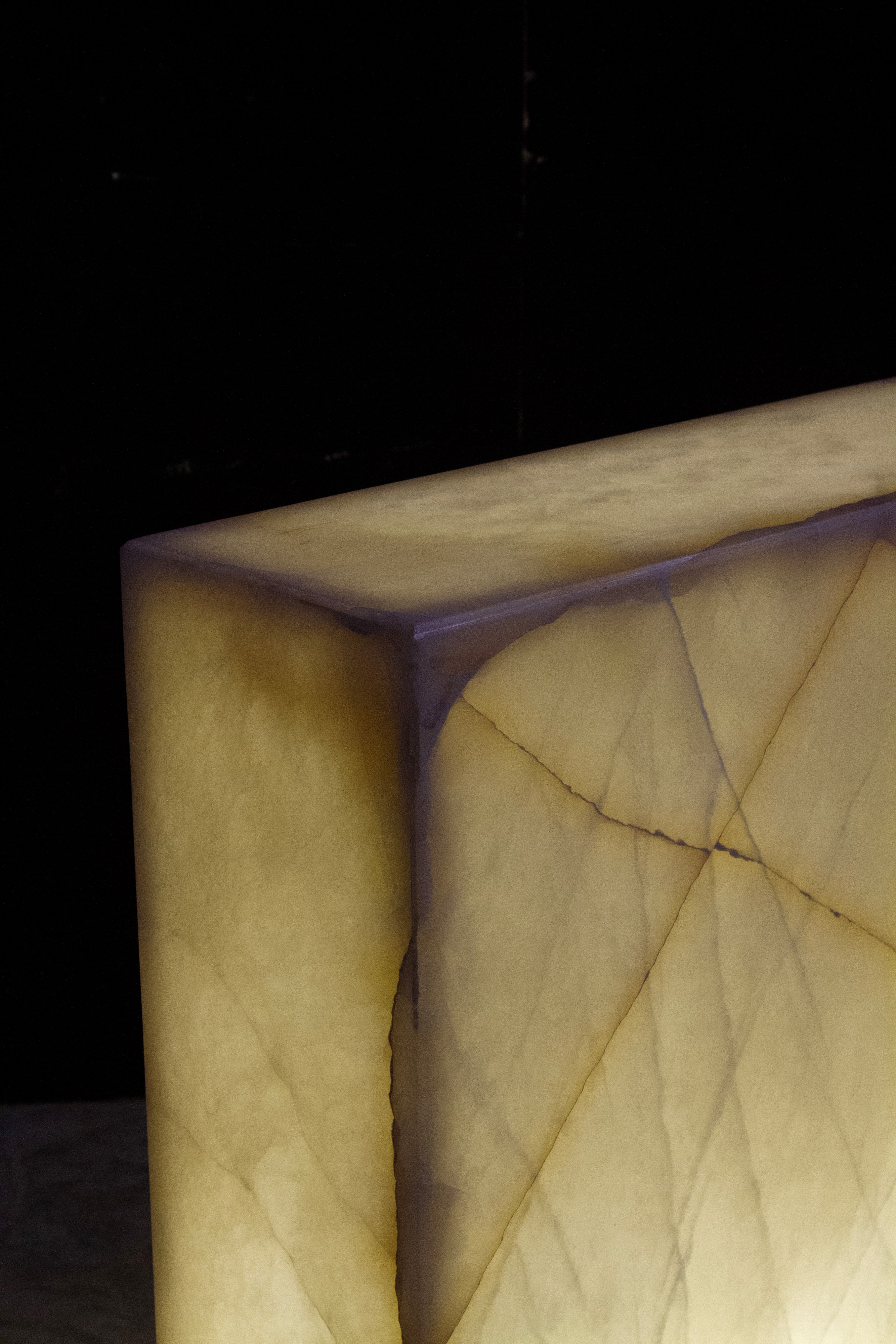 Lampada in alabastro, forma parallelepipeda, XX secolo