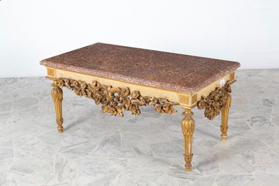 Tavolo in legno intagliato con piano in marmo lastronato, XIX secolo
