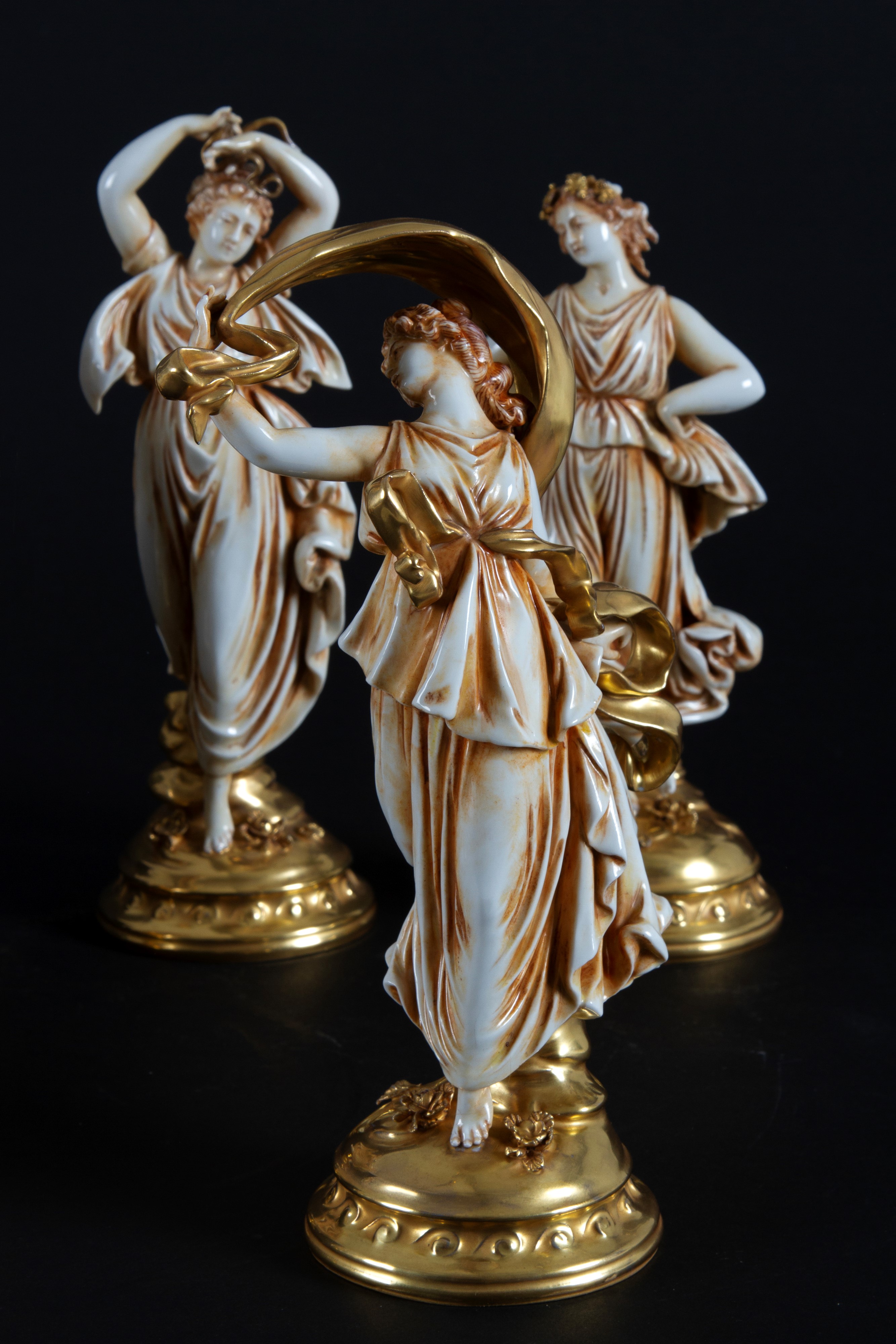 Sei statuine "DANZATRICI". CAPODIMONTE