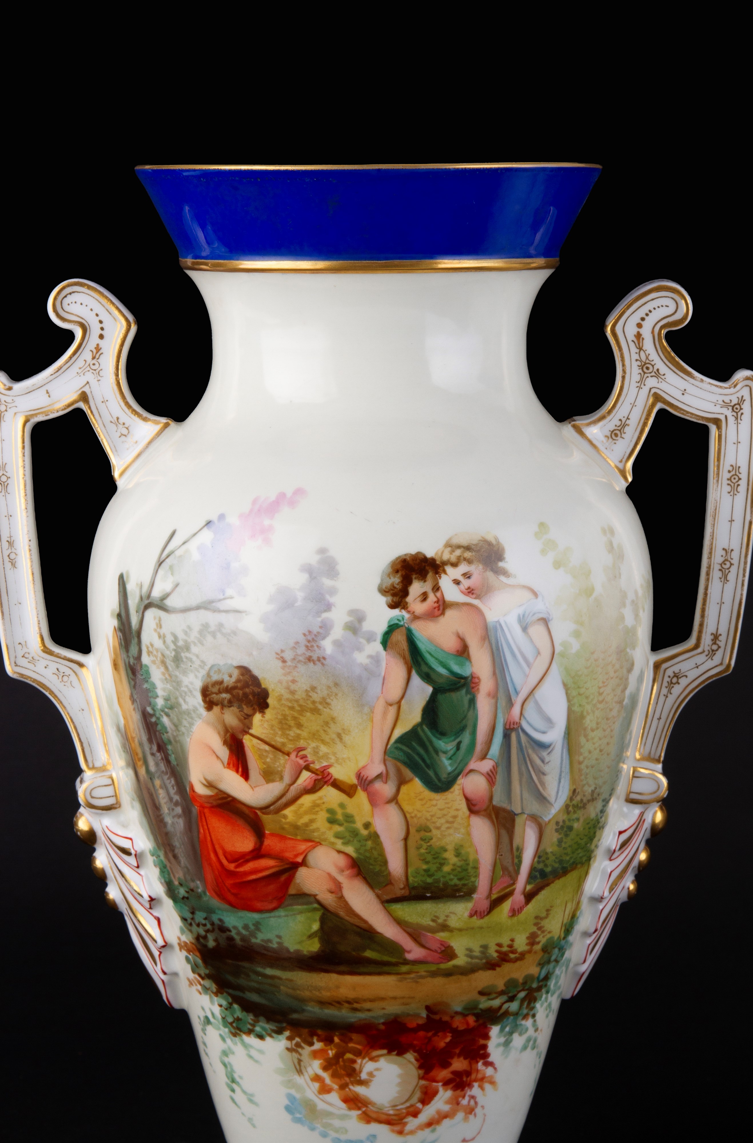 Coppia di vasi in porcellana decorata, Parigi, XIX secolo